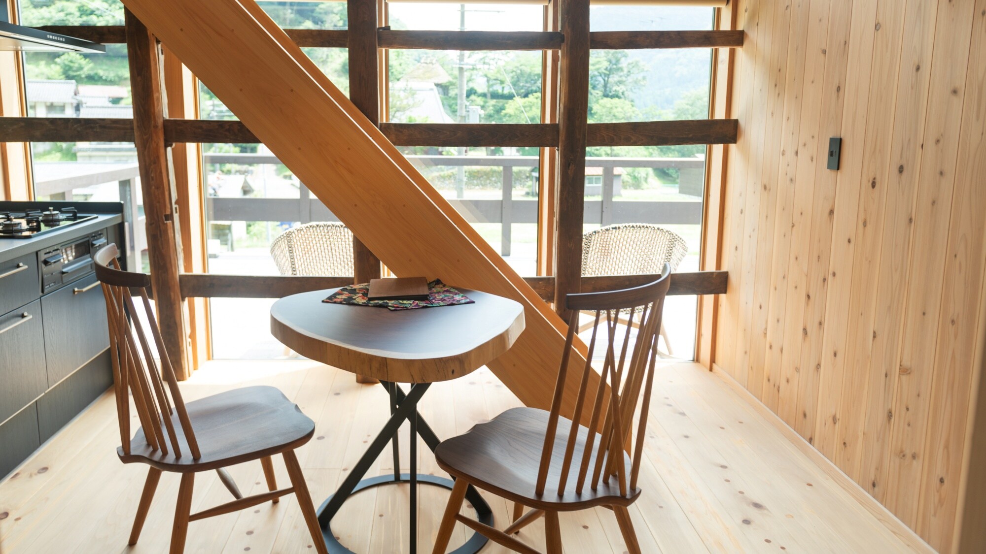 [Hotaru-bi Building/Storehouse] There is a private deck outside the dining room window.