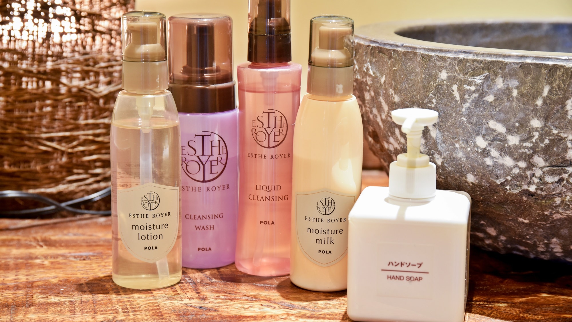 *〔Amenities〕Cleansing products, lotions, etc. are provided in the rooms.