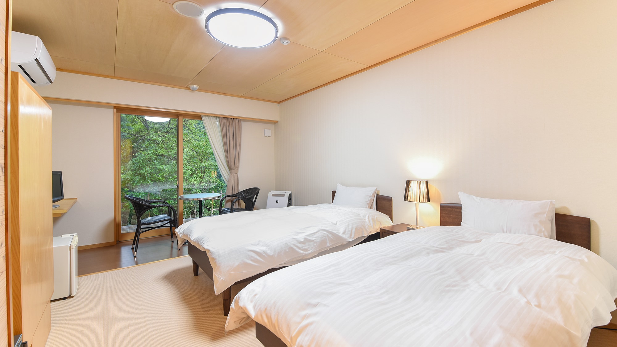 * [Example of modern room] A room with twin beds and flooring space.
