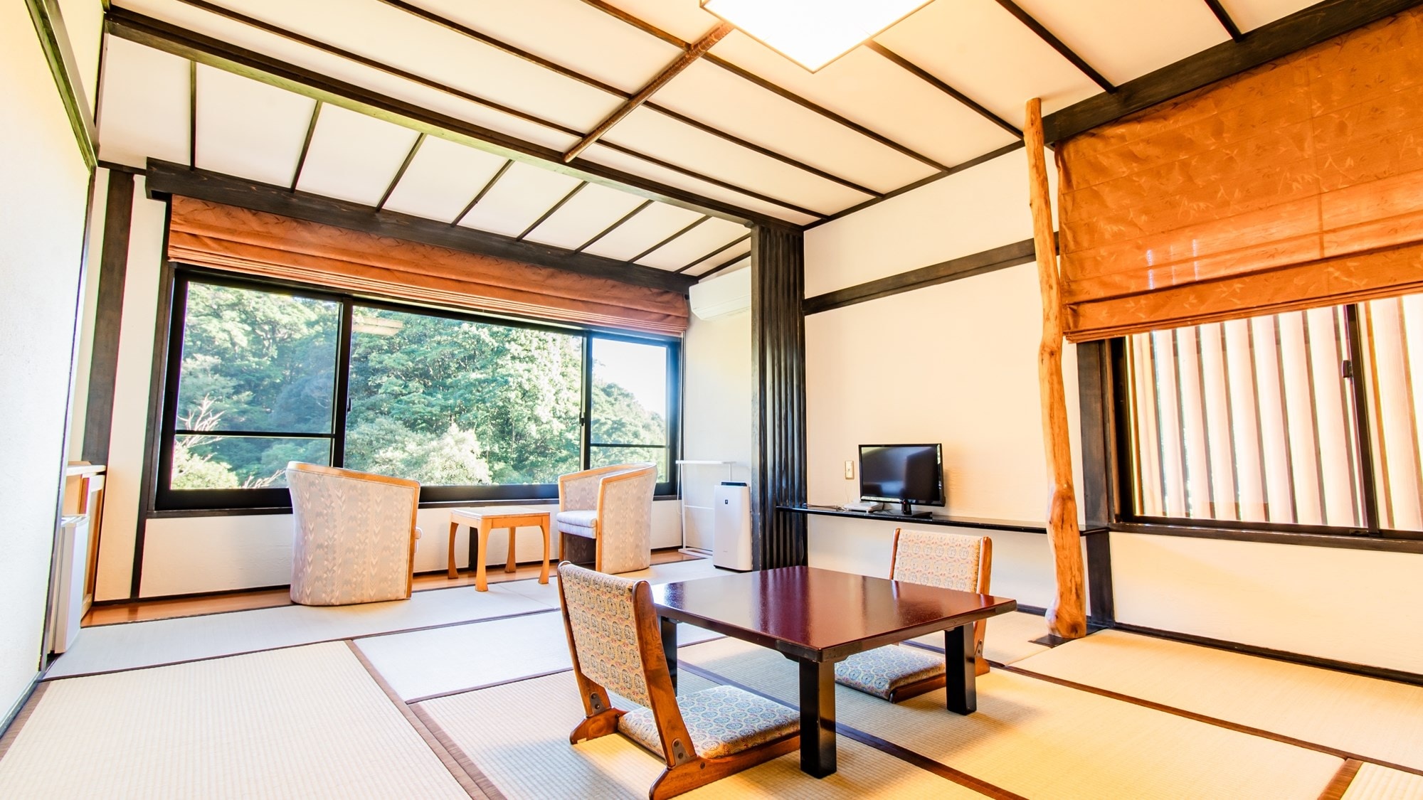 [Example of a 10-tatami Japanese-style room (for 4 people)] Whether you're with family or friends, you can stretch out your legs and relax in the tatami room.