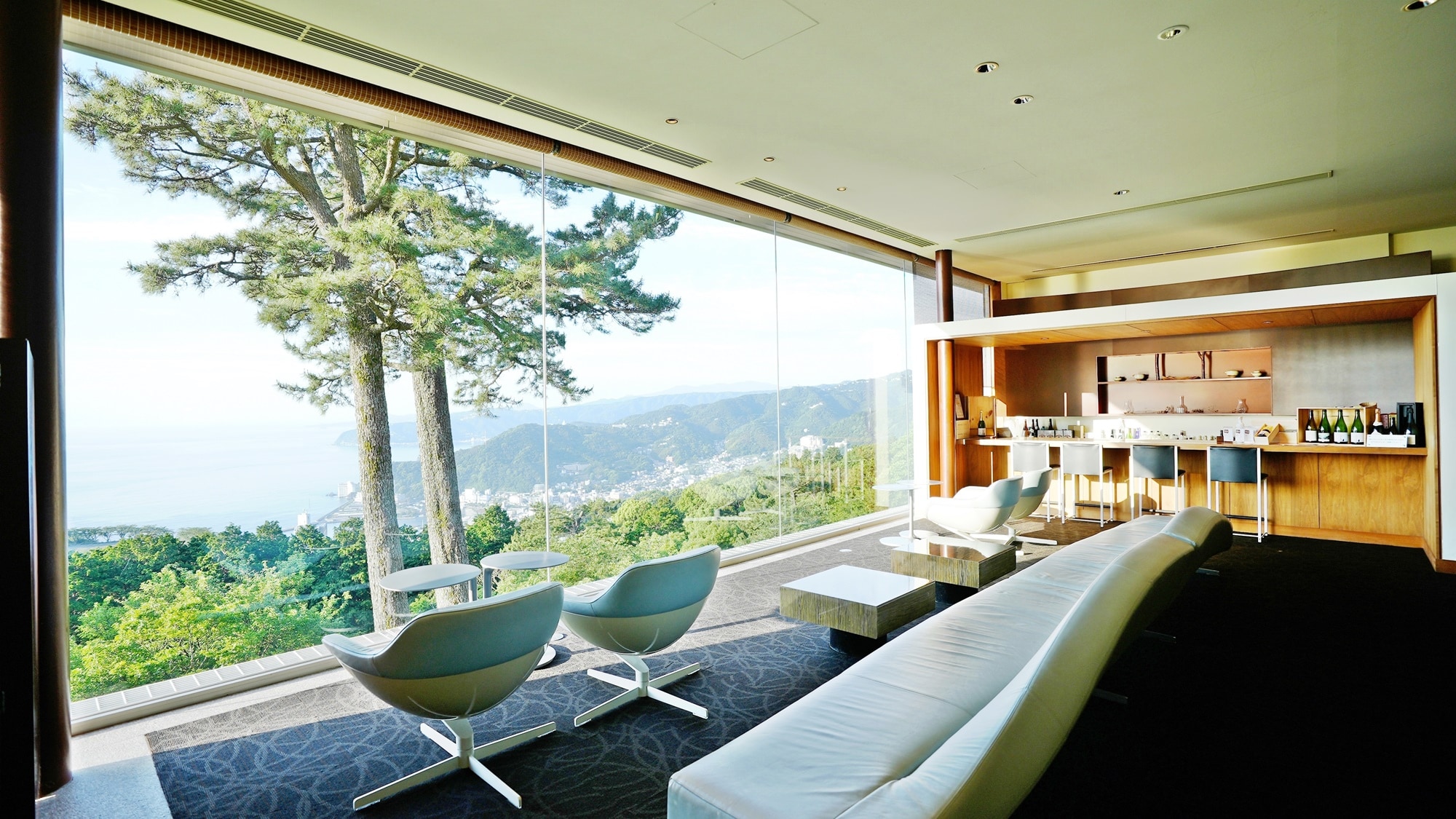 Observation Lounge: The hotel is located on a hill about 300 meters above ground, offering a beautiful view of Sagami Bay and Atami city below.