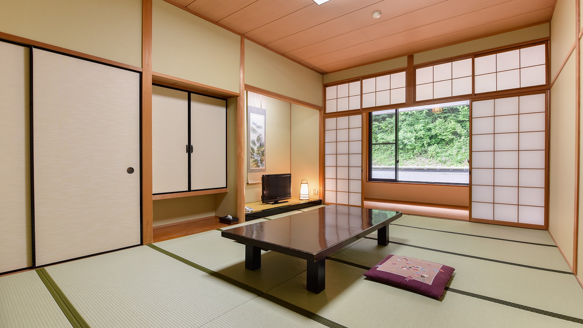 * [Phòng theo phong cách Nhật Bản với 12 tấm chiếu tatami] Bạn có thể duỗi chân và thư giãn.