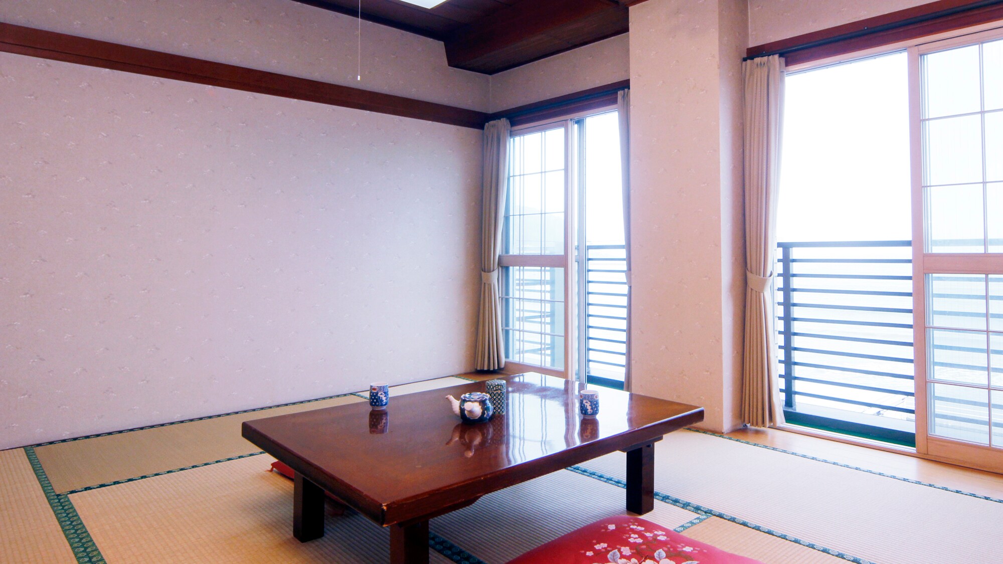 Ocean-facing Japanese-style room of 8-10 tatami mats. Enjoy a magnificent ocean view.