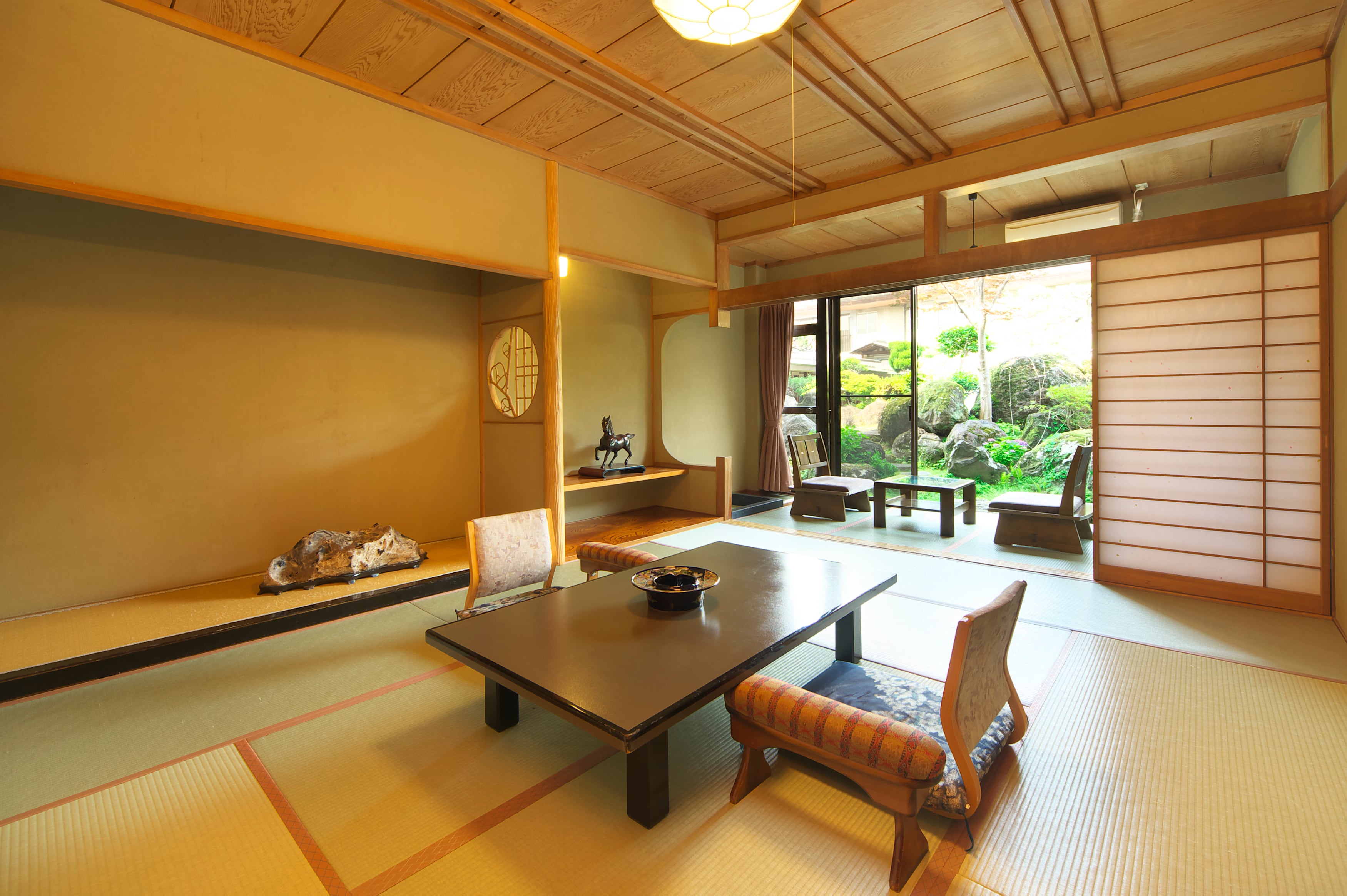 This is a normal type guest room (10 tatami mats in Honma).