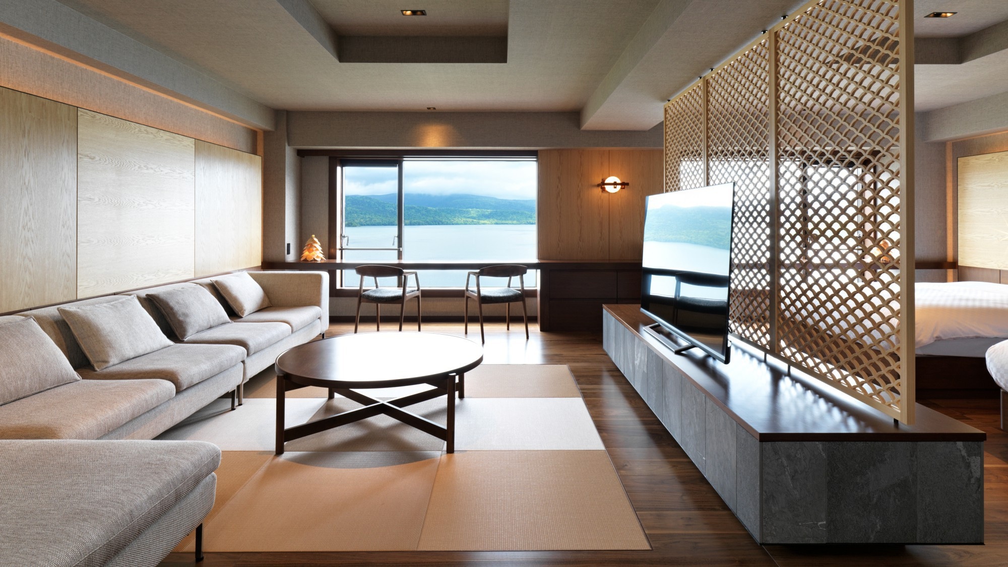 [Lake side] An example of a DX Japanese-Western style room (with bath) / An open space where you can have Lake Akan in front of you (image)