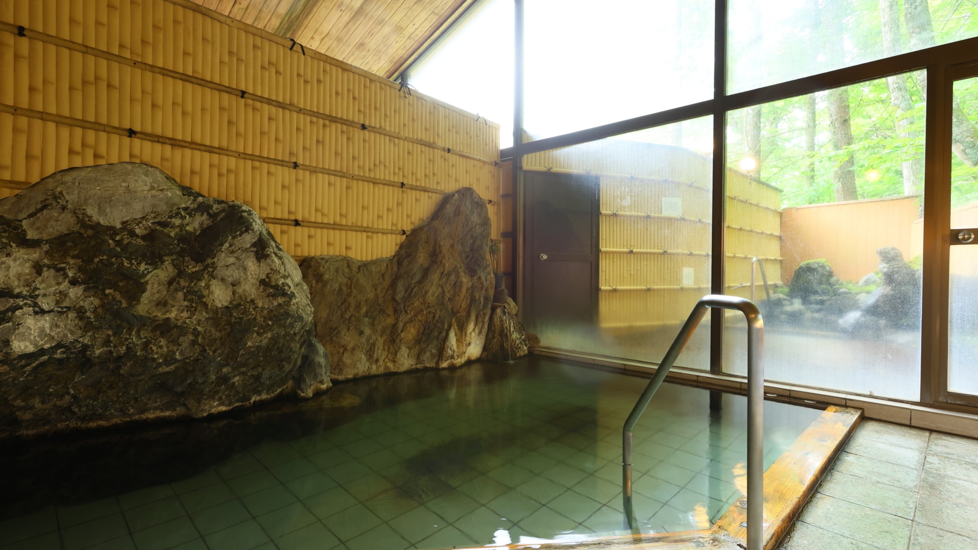 【男士室内浴池】由于是从源头取水，因此每天的温度都会有所不同。