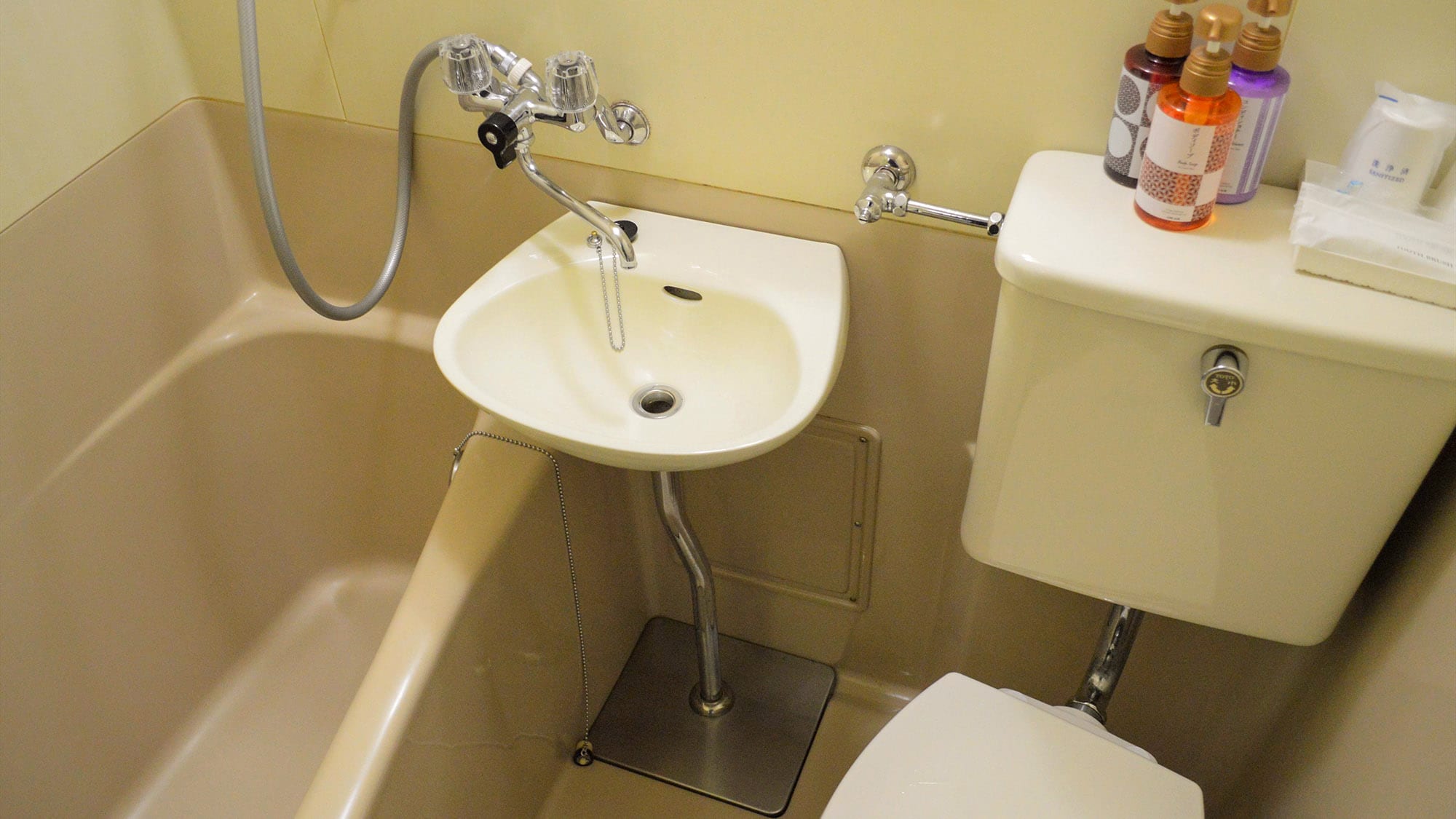 ・Private capsule/unit bath included