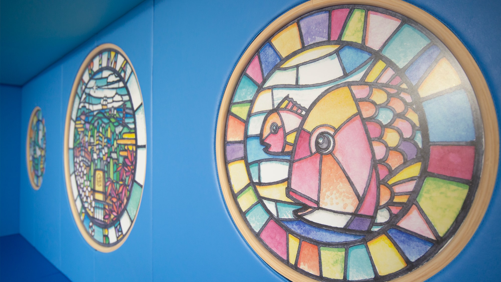 "En" [Family Suite Room with Golden Hot Spring Open-Air Bath] Stained glass mural