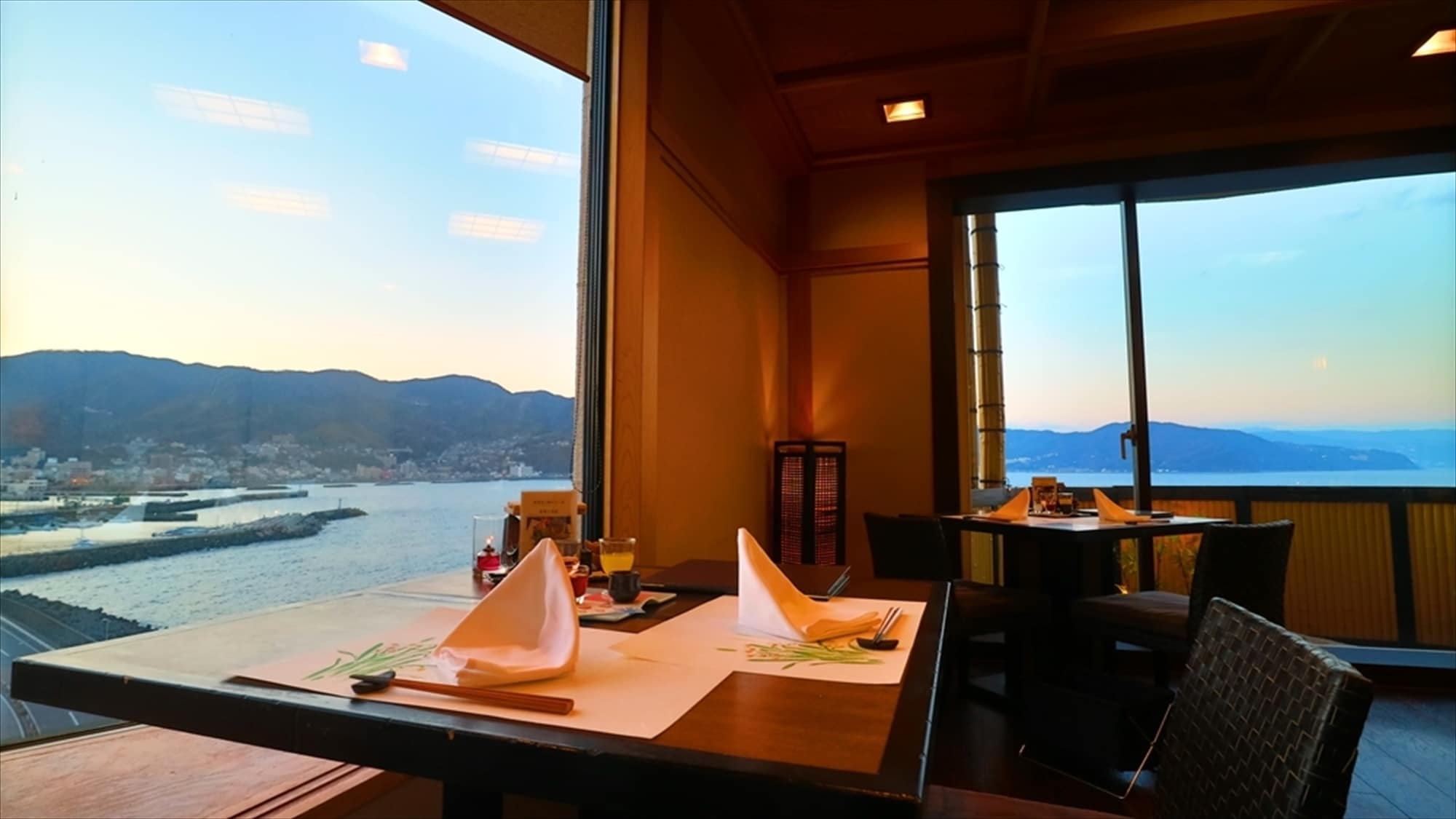 【9층 레스토랑～창해～】창에서 사가나다의 웅대한 경치를 내려다 보면서 식사를 즐겨 주세요