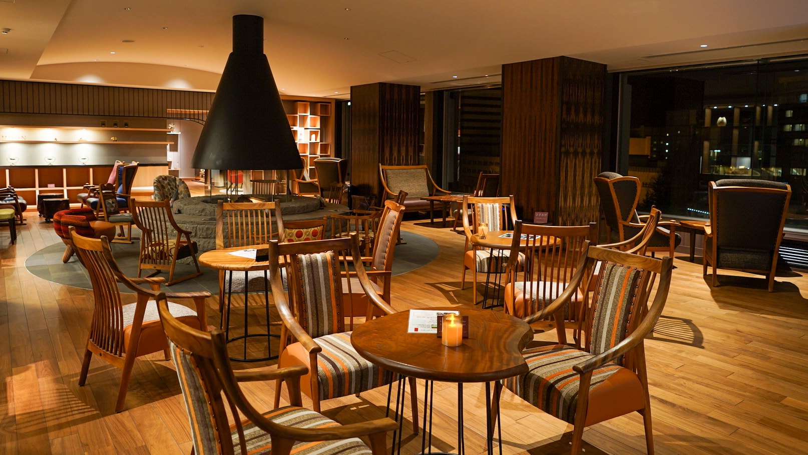 【라운지 「쇼게츠 클럽」】 따뜻하게 비추는 벽난로의 불꽃과 사계절의 계곡 아름다움으로 멋진 시간을 전달합니다.