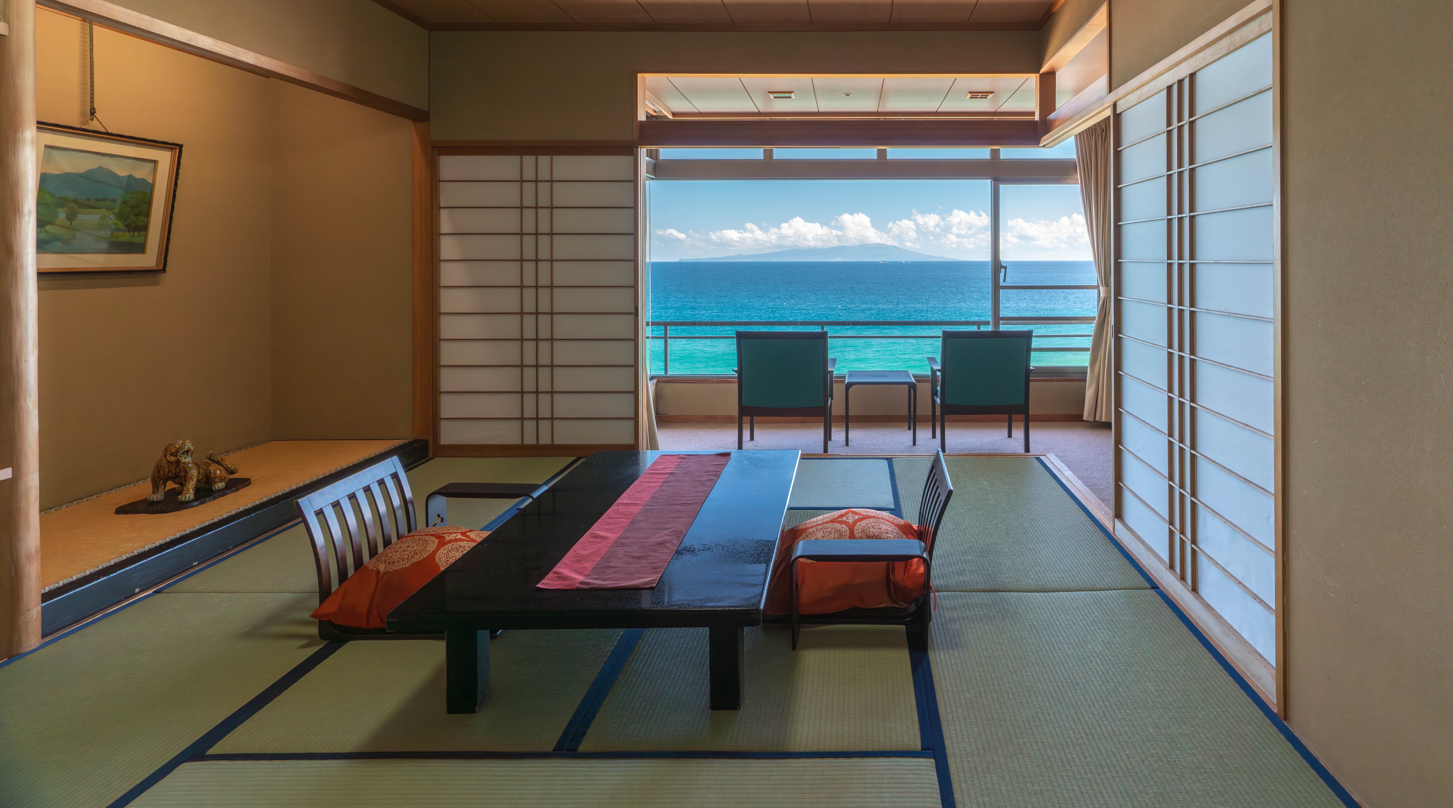 位于高层的海景客房，面积45平方米，面向伊豆大岛