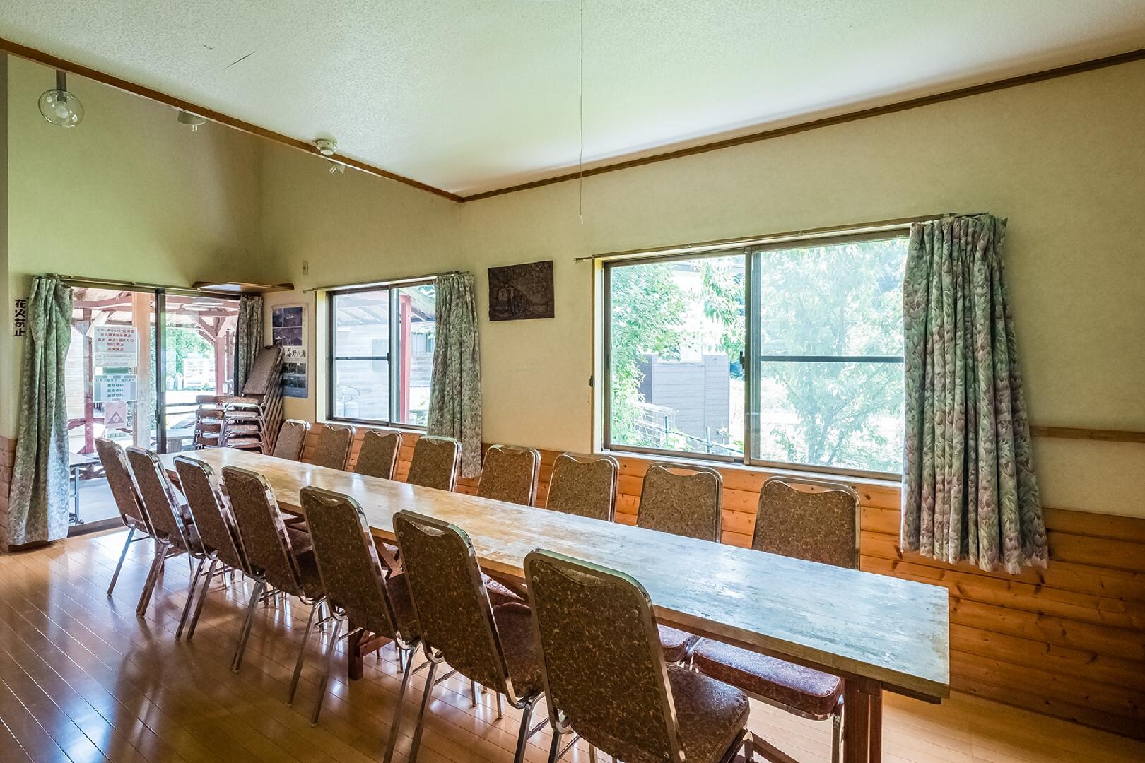 Large glamping villa living