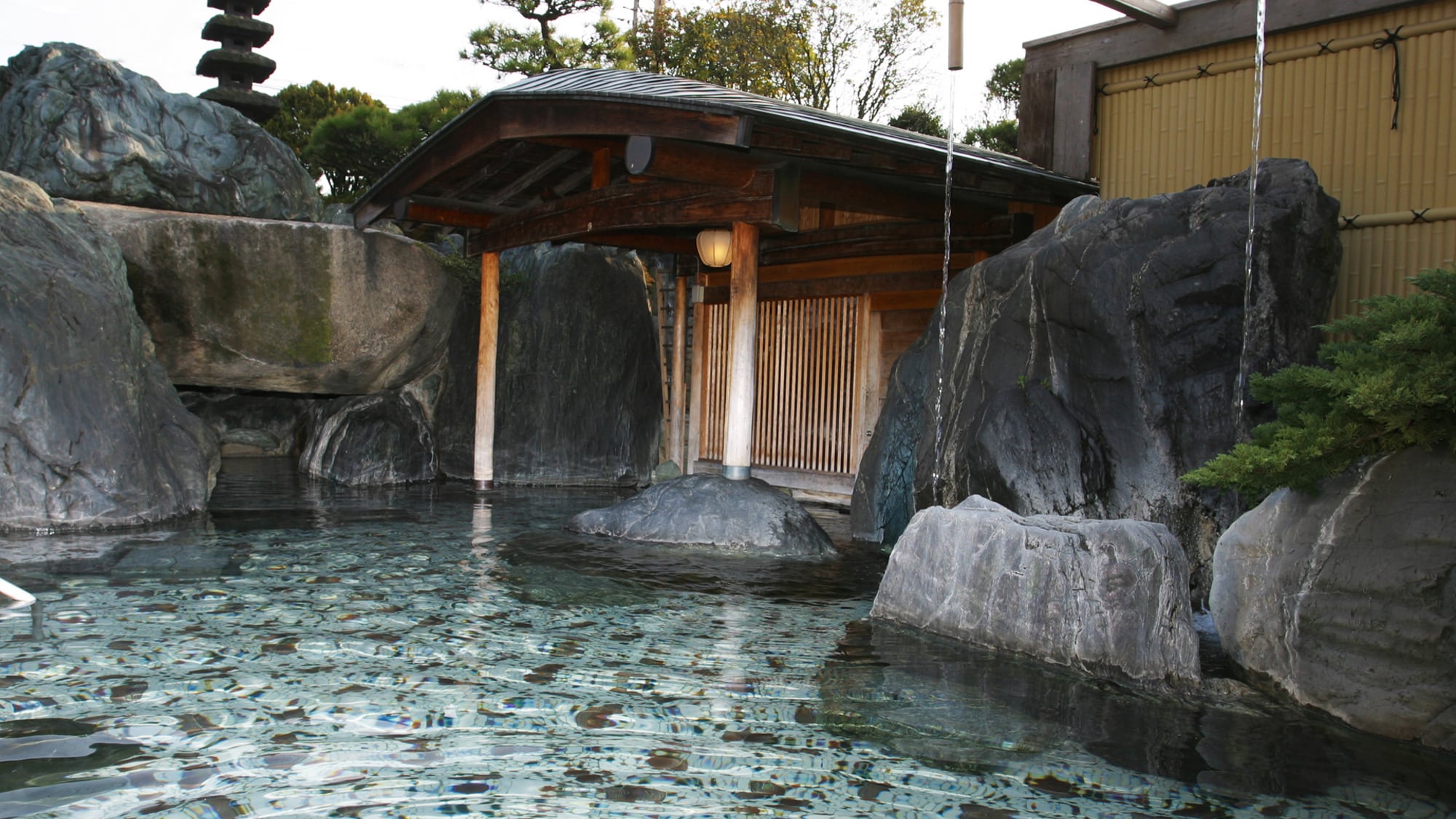 A large open-air bath where the six sources of Ishiwa are abundantly poured
