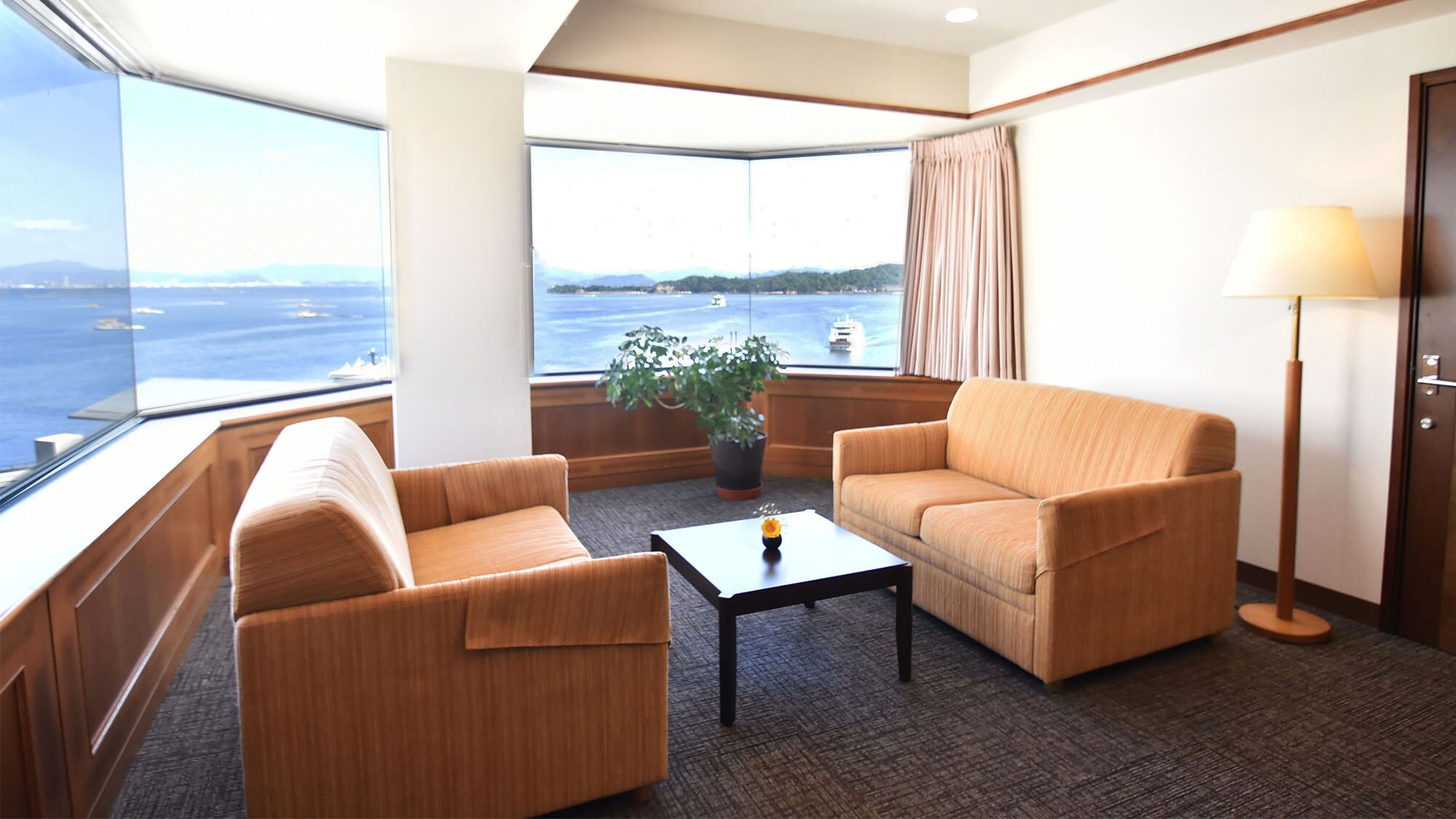 [Panorama Sea View] The view of Seto from the large window is superb.