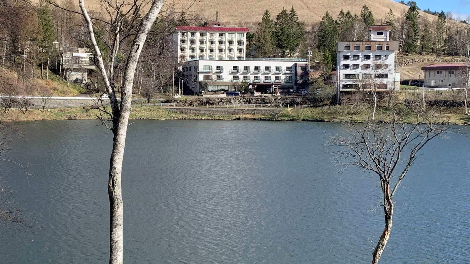 *Exterior: View of the hotel from the opposite shore of Lake Shirakaba. Enjoy the scenery of the lake and mountains that change with the seasons.