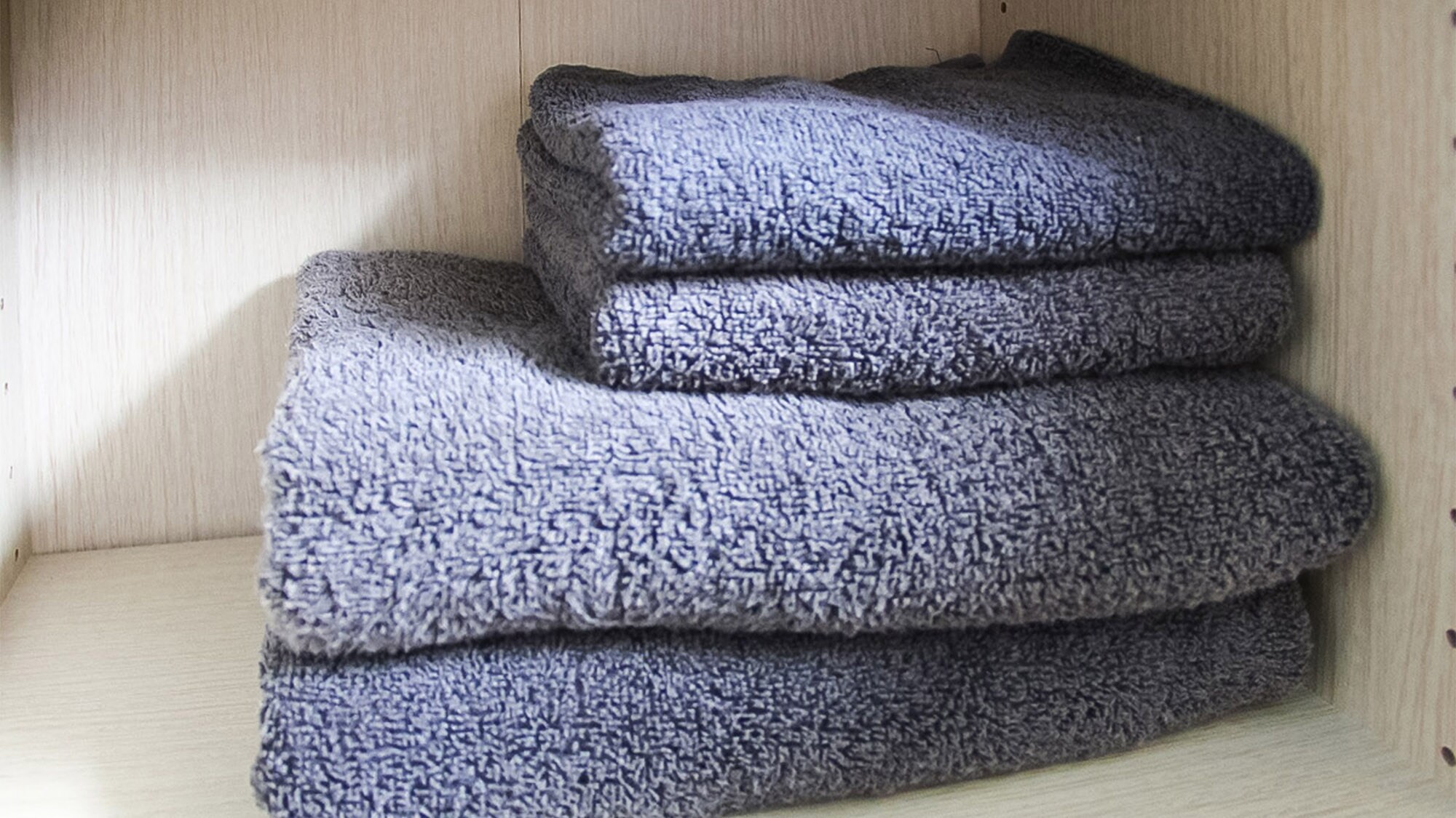 ・Face towels and bath towels are provided in the guest rooms.