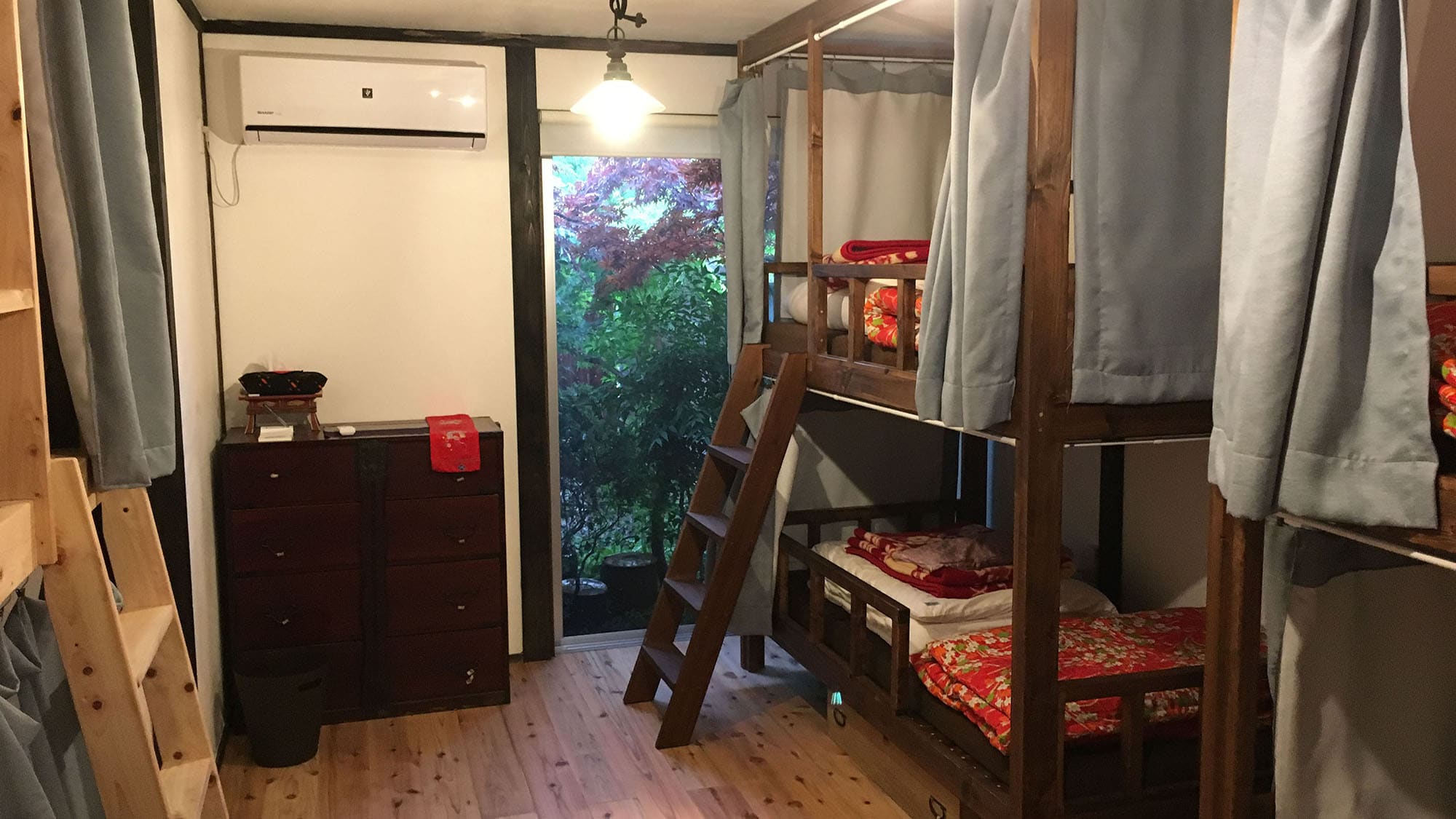 ・ [Women-only dormitory] This is a shared room for women only. Please use 1 space of bunk bed