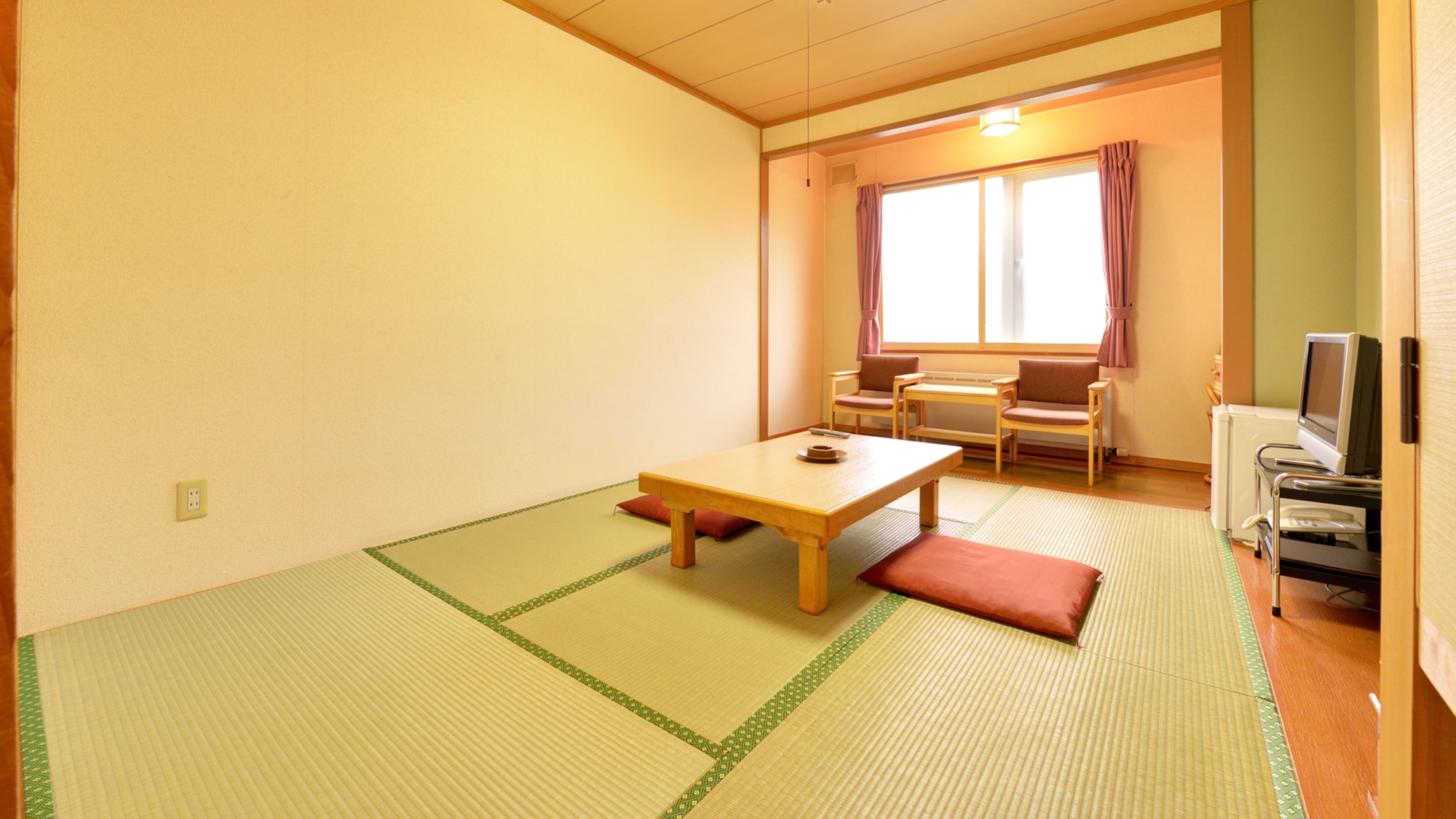 *Japanese-style room, 6 to 8 tatami mats, no toilet (example of guest room)/Perfect for business or solo travelers. Stretch your legs and relax.