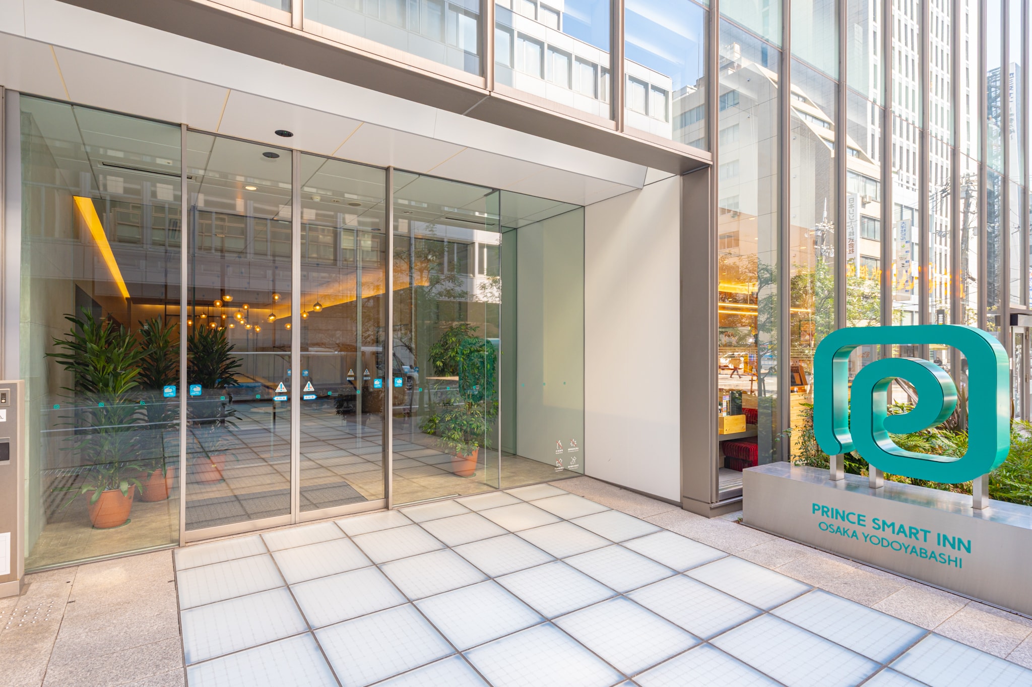 外観（駅出口よりお越しの場合）