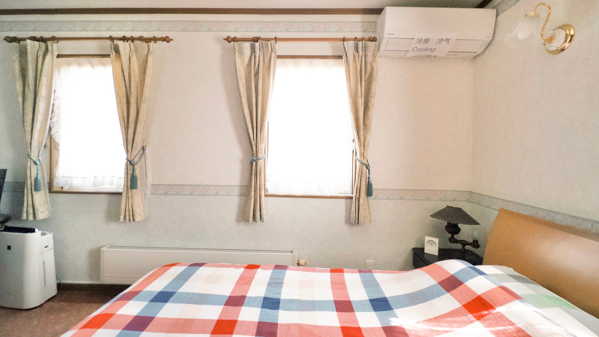 ・[203] This Western-style room has plenty of sunlight coming in through the window.