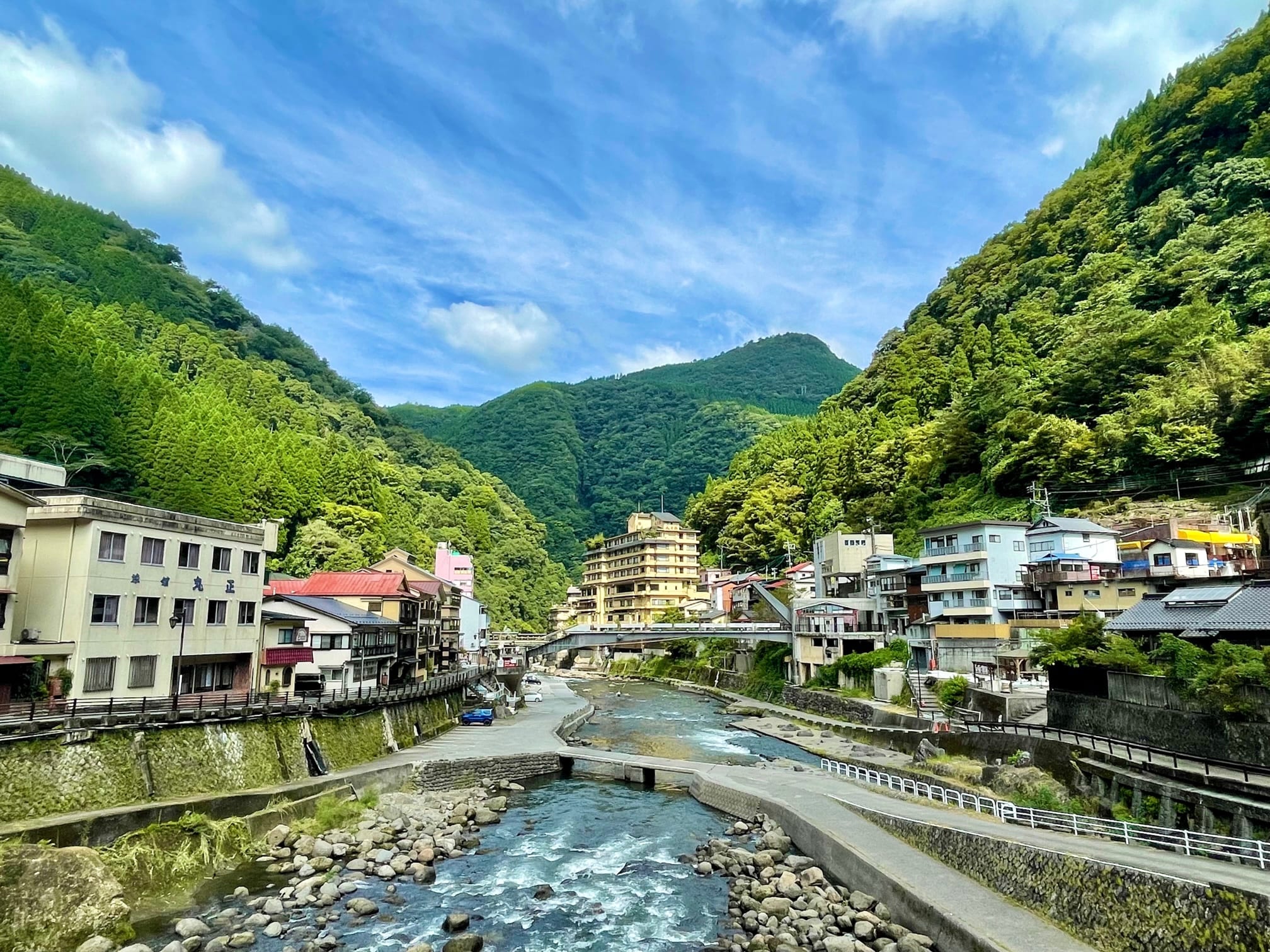 You can enjoy the atmosphere of the hot springs and the scenery along the river.