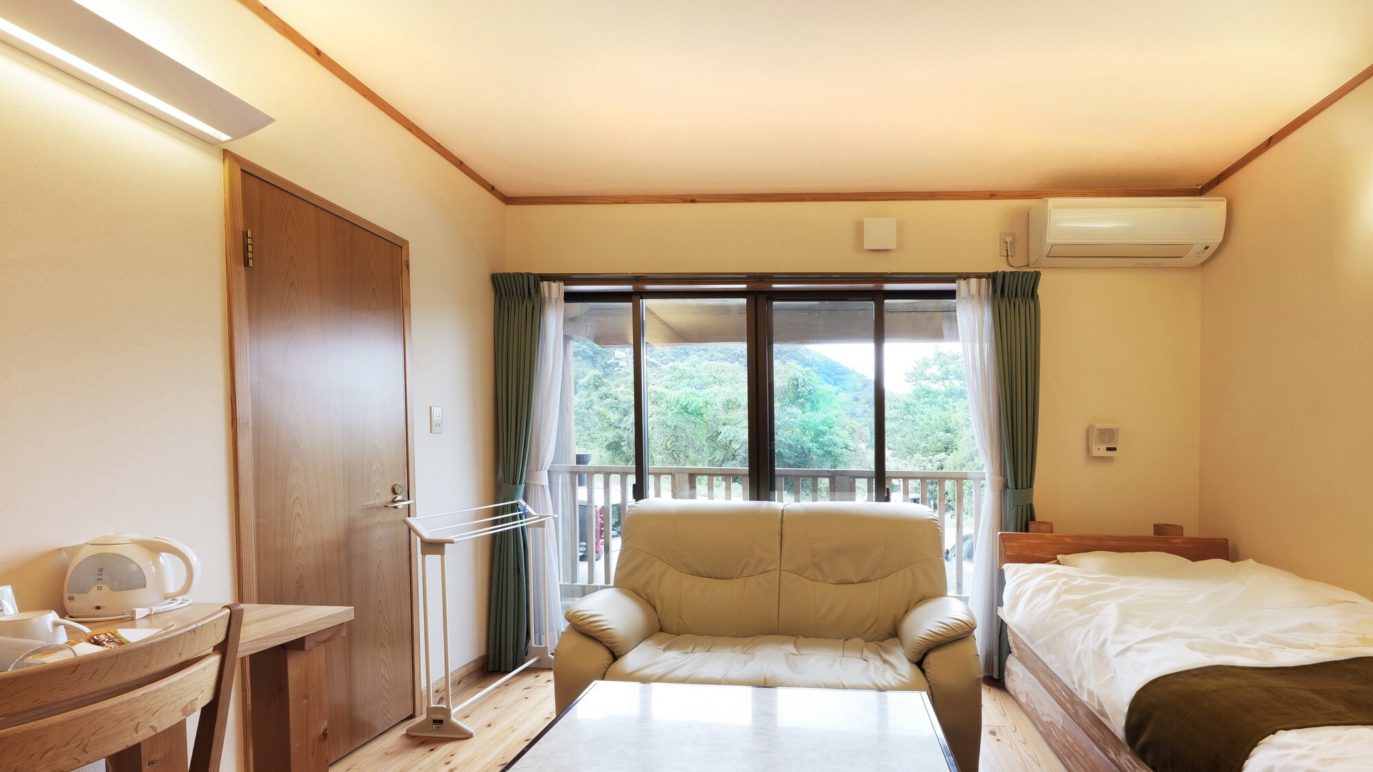 • [Hyakunen Sugikan / Phòng đơn kiểu phương Tây E] Đây là phòng khách ở tầng một của Hyakunen Sugikan (tòa nhà chính), được xây dựng bằng gỗ tuyết tùng trăm năm tuổi từ núi Amagi.