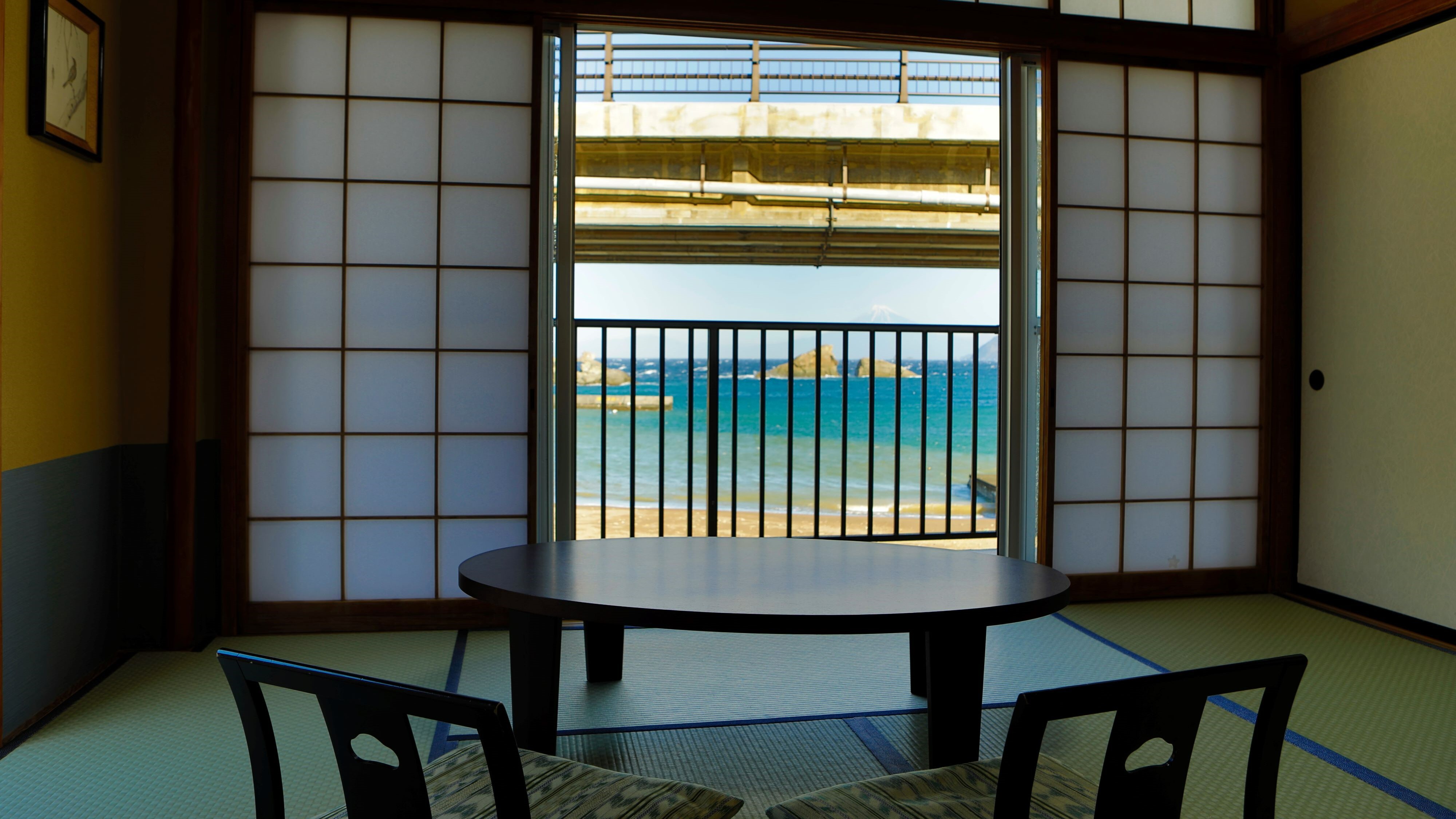 An example of an 8 tatami Japanese-style room facing the ocean. The ocean is right in front of you, and on clear days you can see Mt. Fuji.