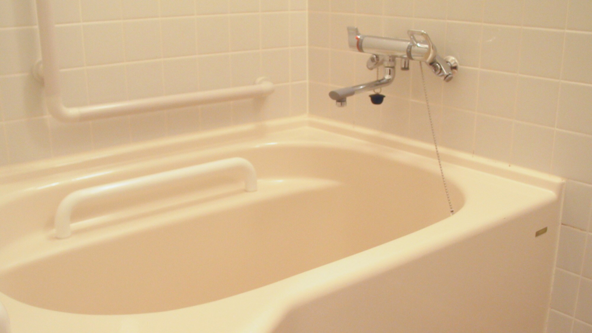 ・[Ruang bebas hambatan] Kamar mandi dilengkapi dengan bak mandi dengan pegangan tangan dan area mencuci