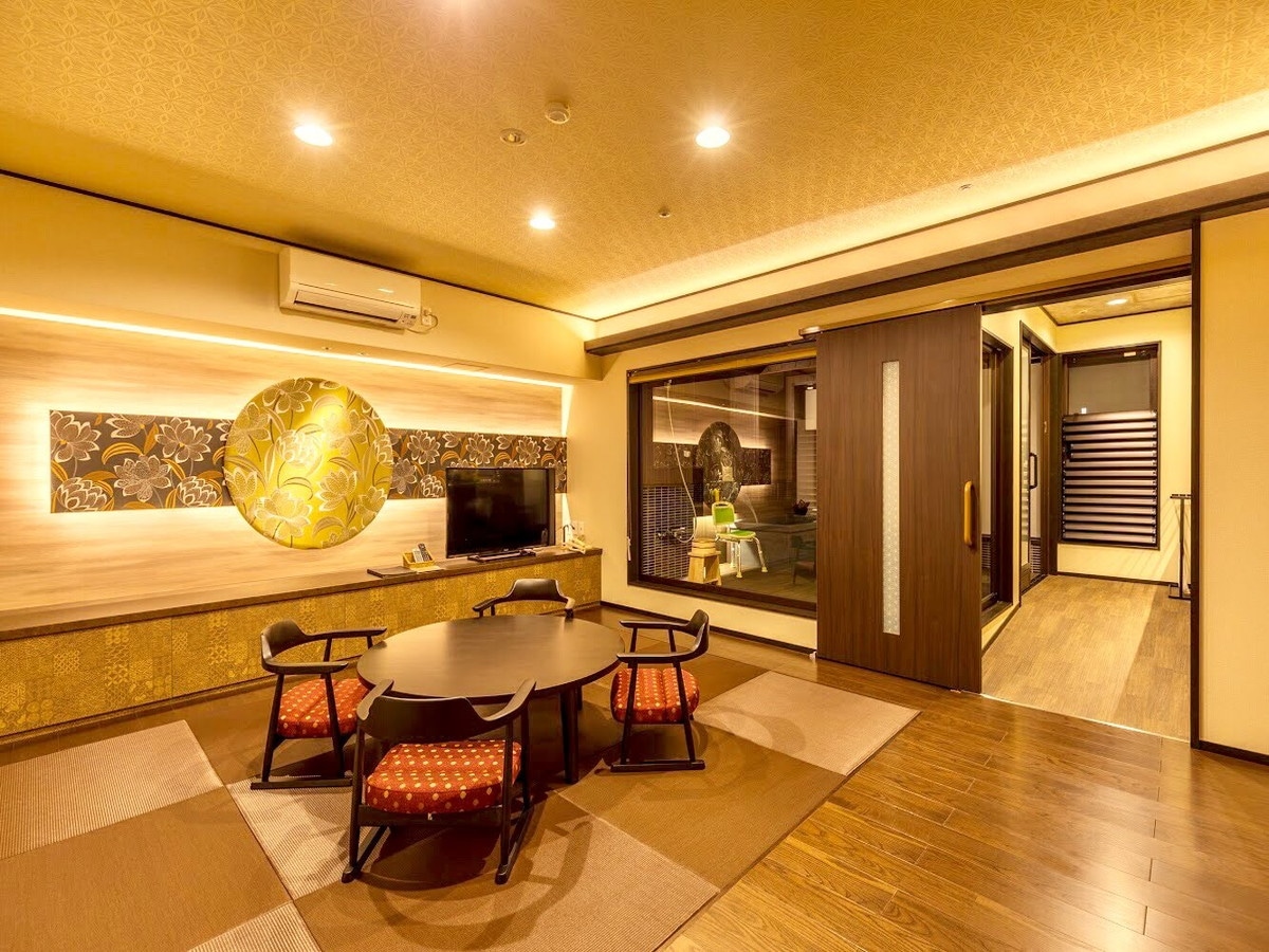 Barrier-free Japanese-Western room with semi-open-air bath