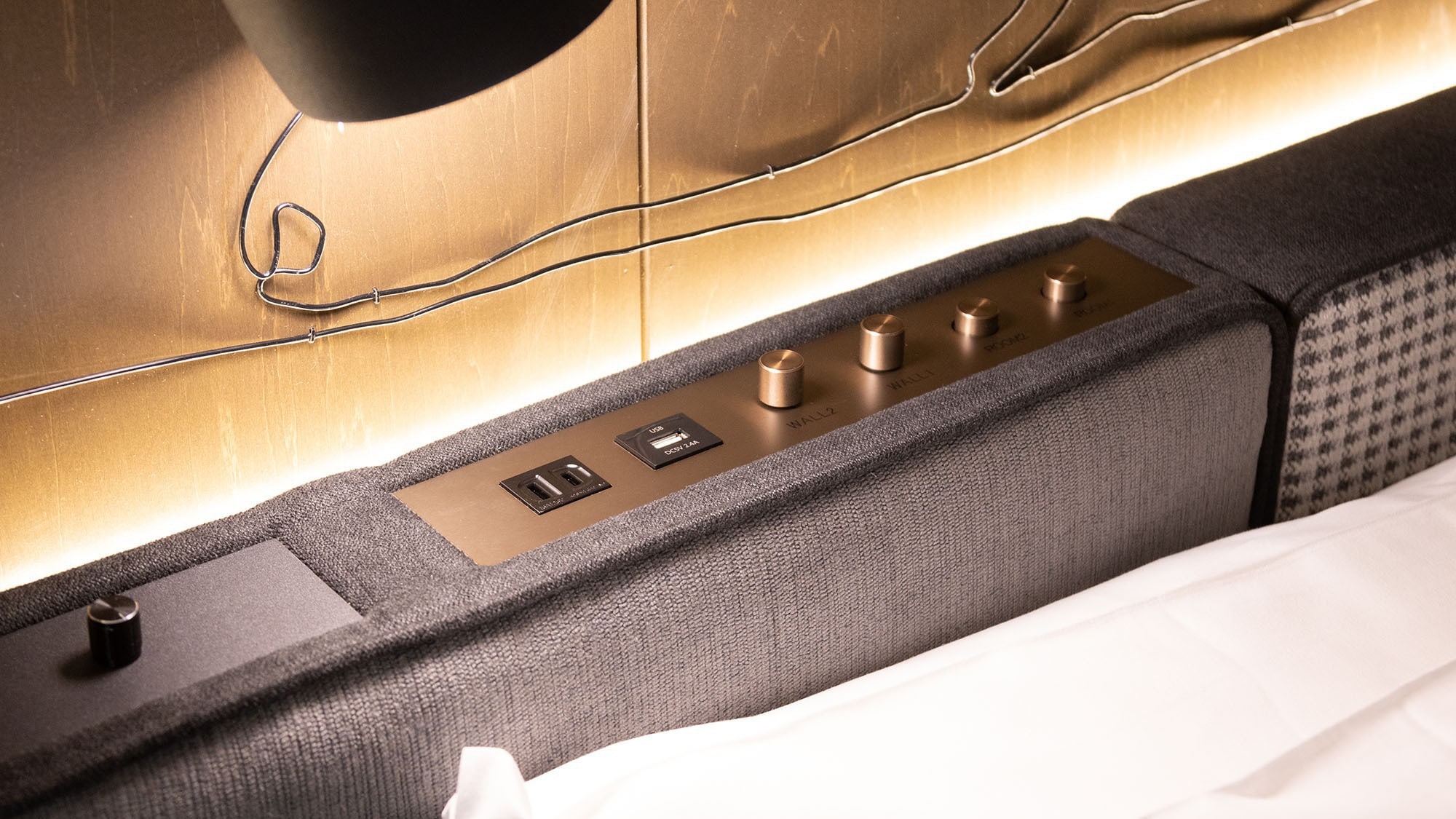 [Bedside outlet] <Common to all rooms> A USB port and outlet are provided at the bedside.