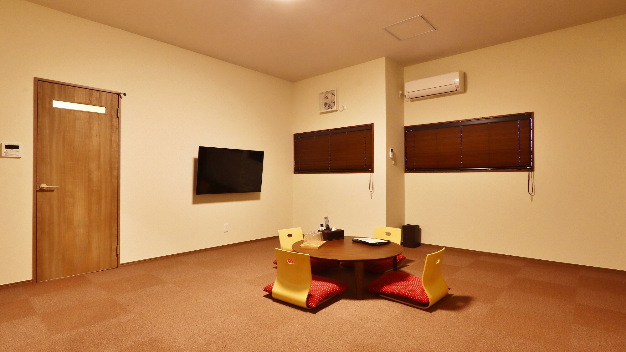 Standard Plus Room (1-3 persons) with bath, toilet and washbasin