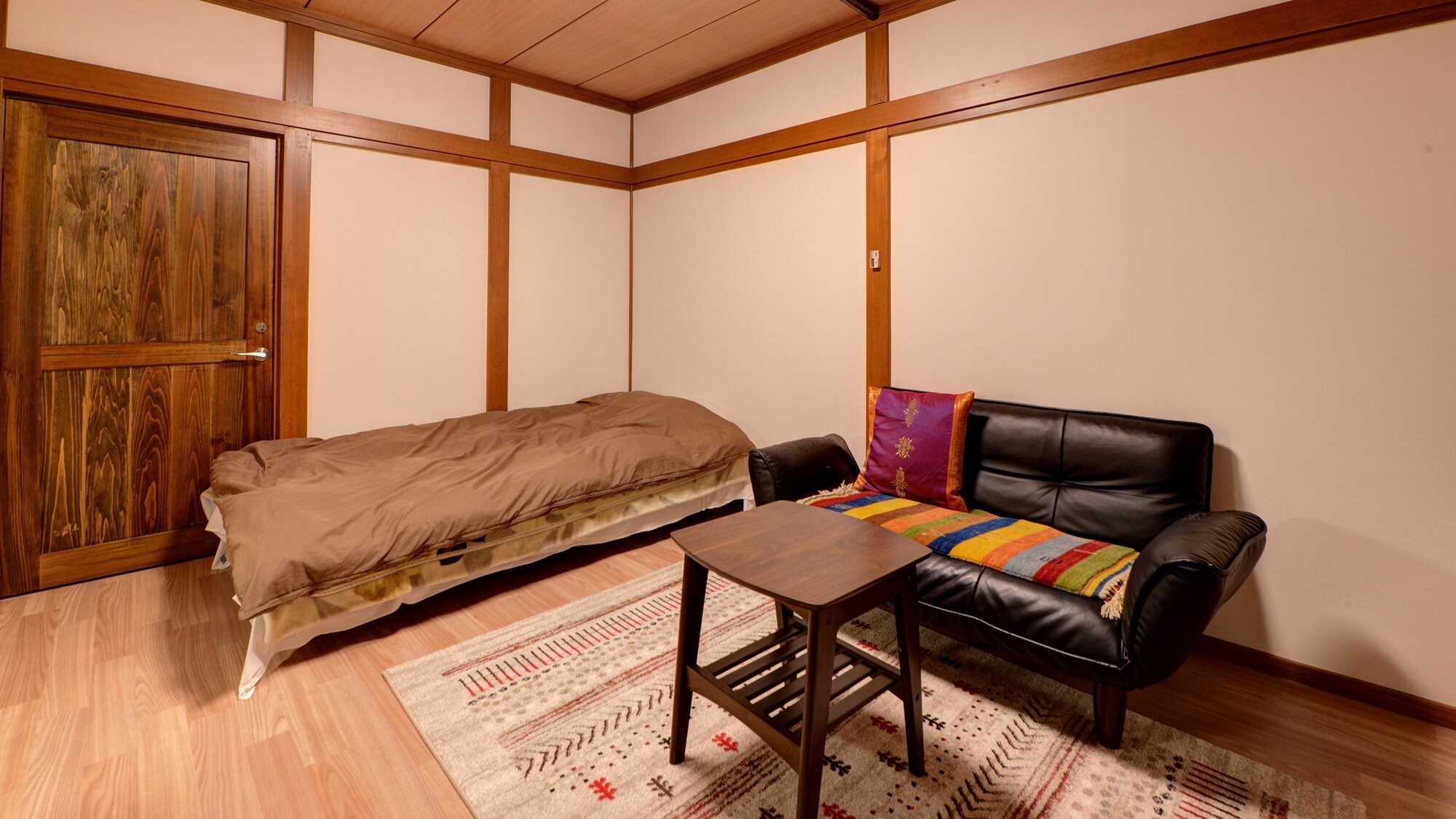 * [Example of room] Western-style single room Originally a Japanese-style room was renovated to make it a Western-style room that is easy to spend.