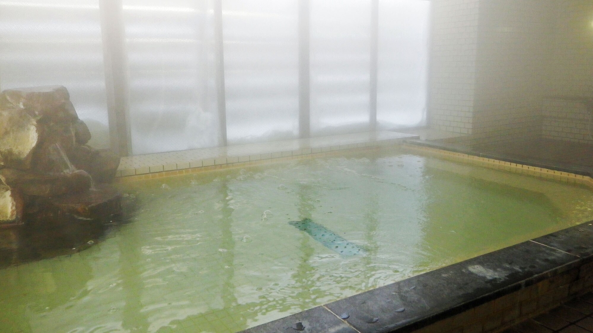 *Men's large bath/The hot water is effective in relieving fatigue, cracks, and chilblains.