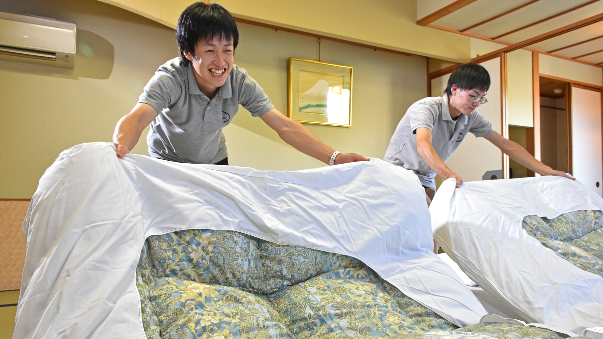 [Staf Hachinobo] Kami akan menata futon dengan sepenuh hati agar Anda bisa tidur dengan nyenyak.