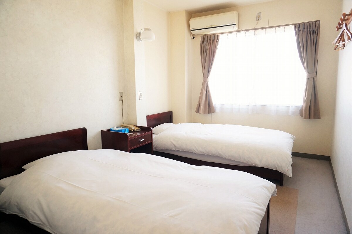 Western-style room without bathroom and toilet (twin room)