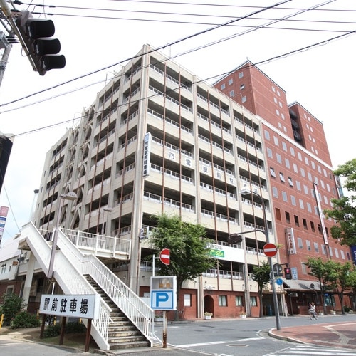 There are several parking lots near the hotel. There is no dedicated or affiliated parking lot.