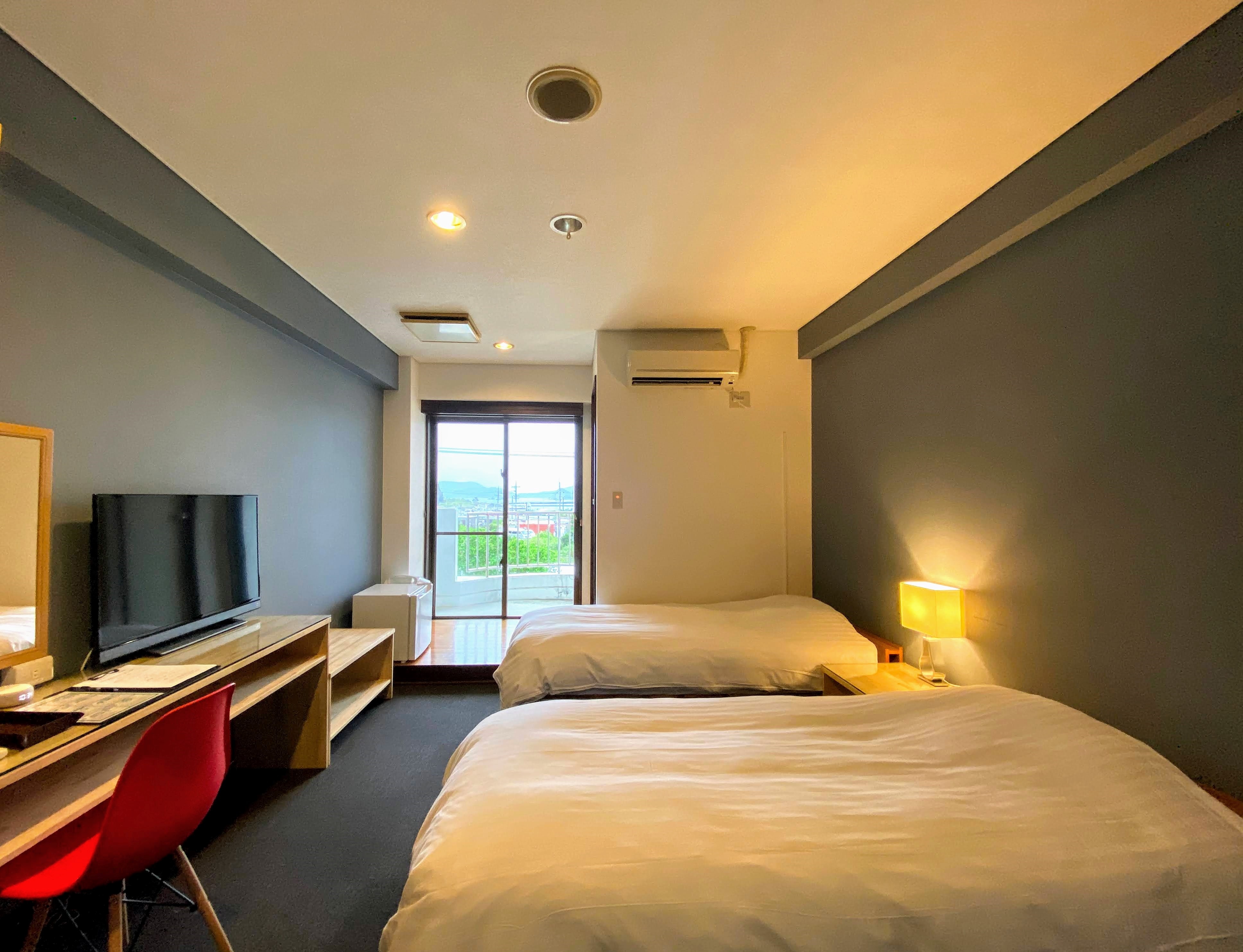 Semi-triple room