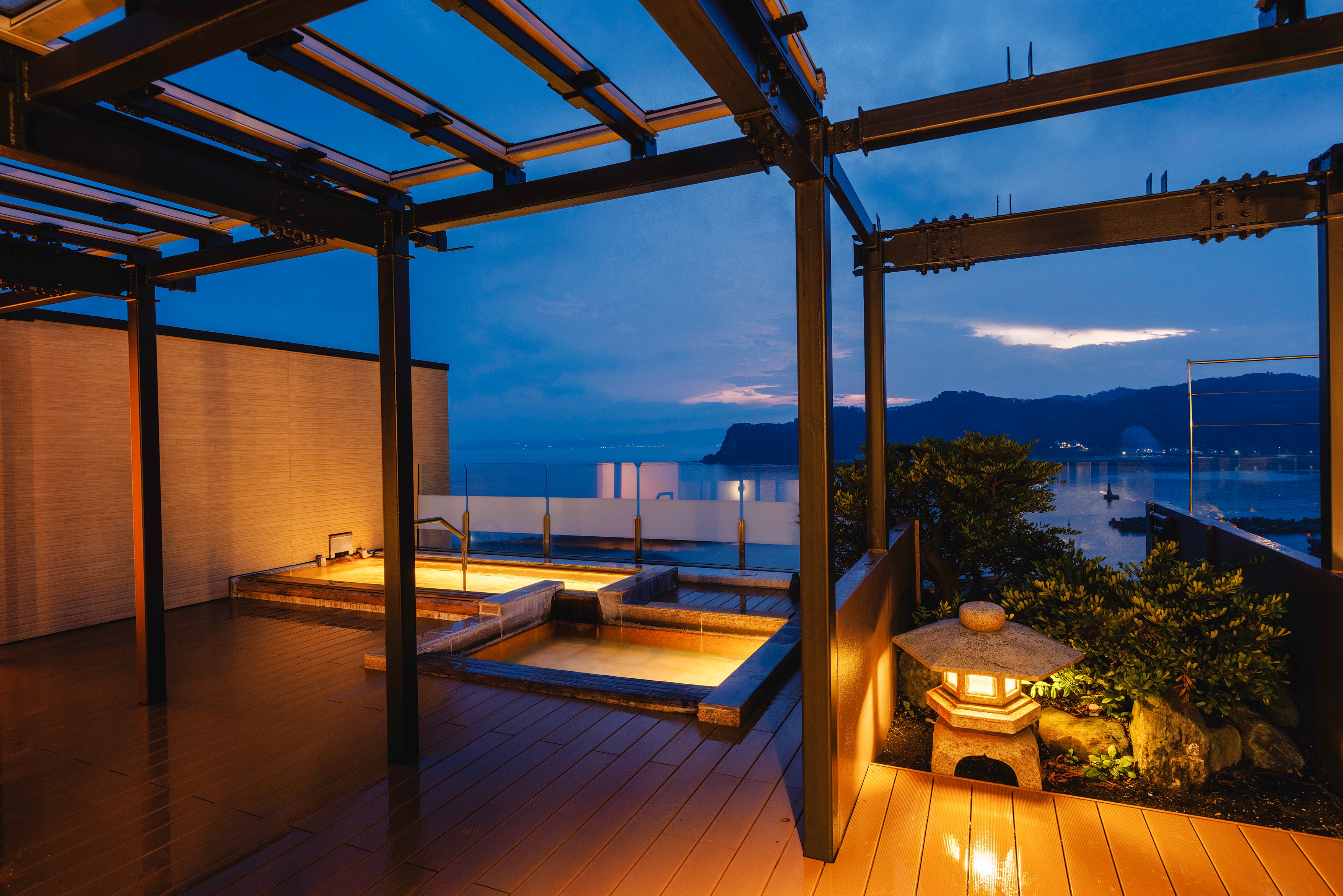 [Sky Garden Bath / Vow Bath] Enjoy a relaxing time soaking in the hot springs while gazing at the beautiful scenery.