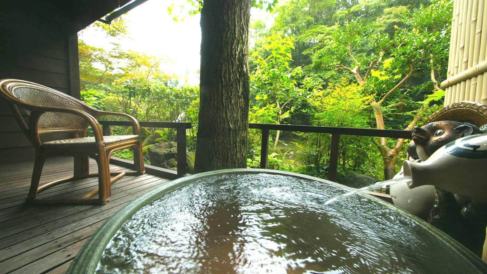 [Example of a room with an open-air bath] Please enjoy our hotel's proud beauty-enhancing hot springs to your heart's content.