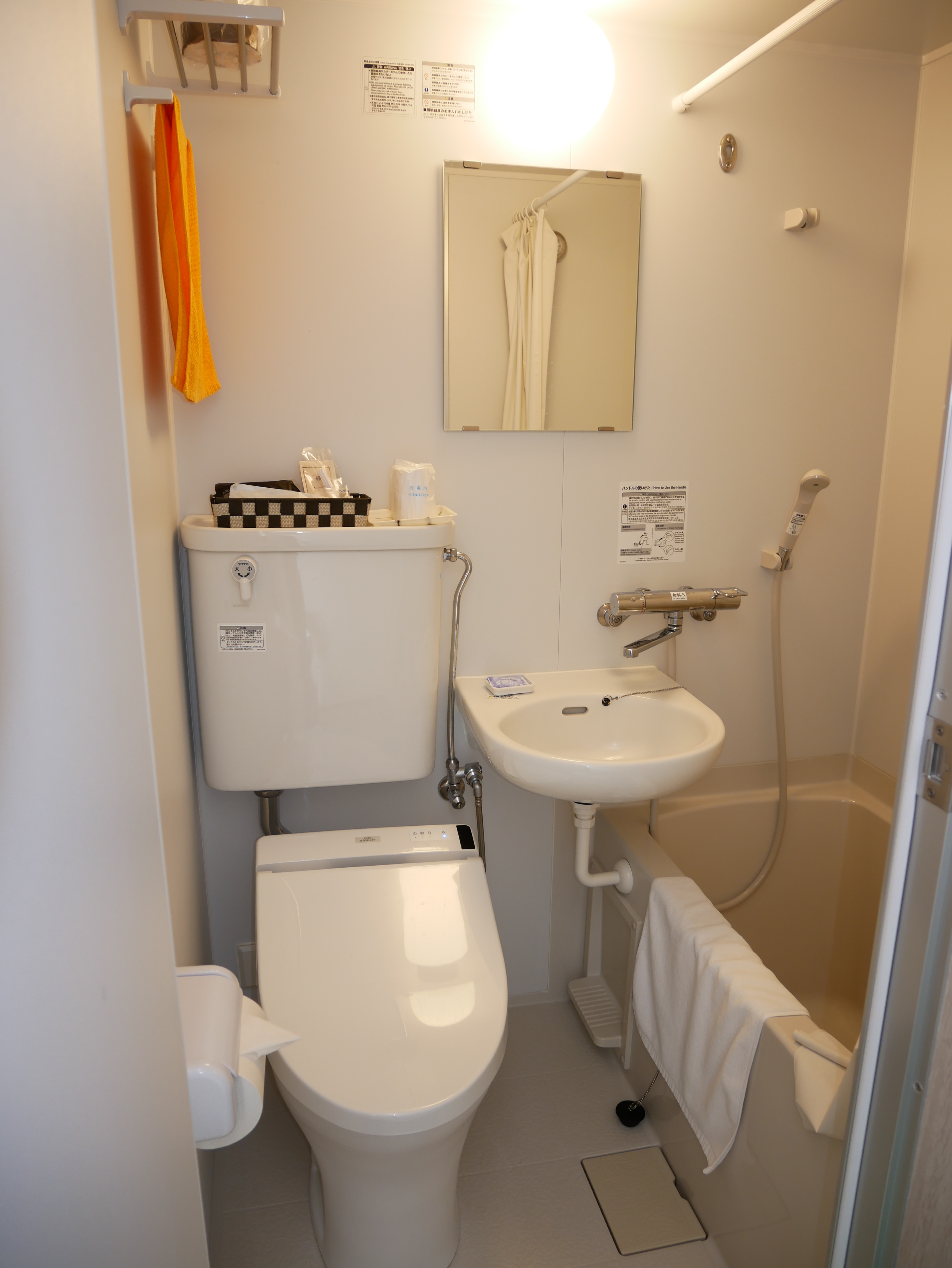 Non-smoking single room unit bath