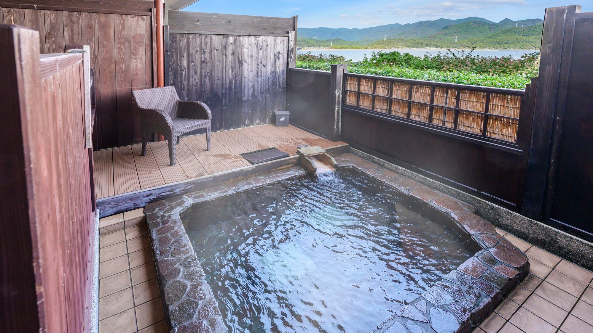 Japanese-style room with 8 tatami mats and an open-air bath (ocean view) *The bath in the room is also supplied with hot spring water.