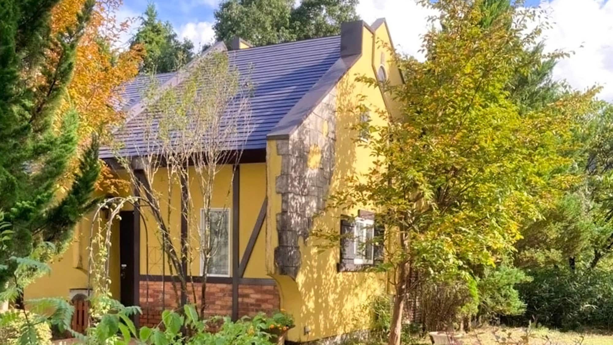 ・[Pondok: Eksterior] Desainnya meniru rumah tua di wilayah Cotswolds, Inggris.