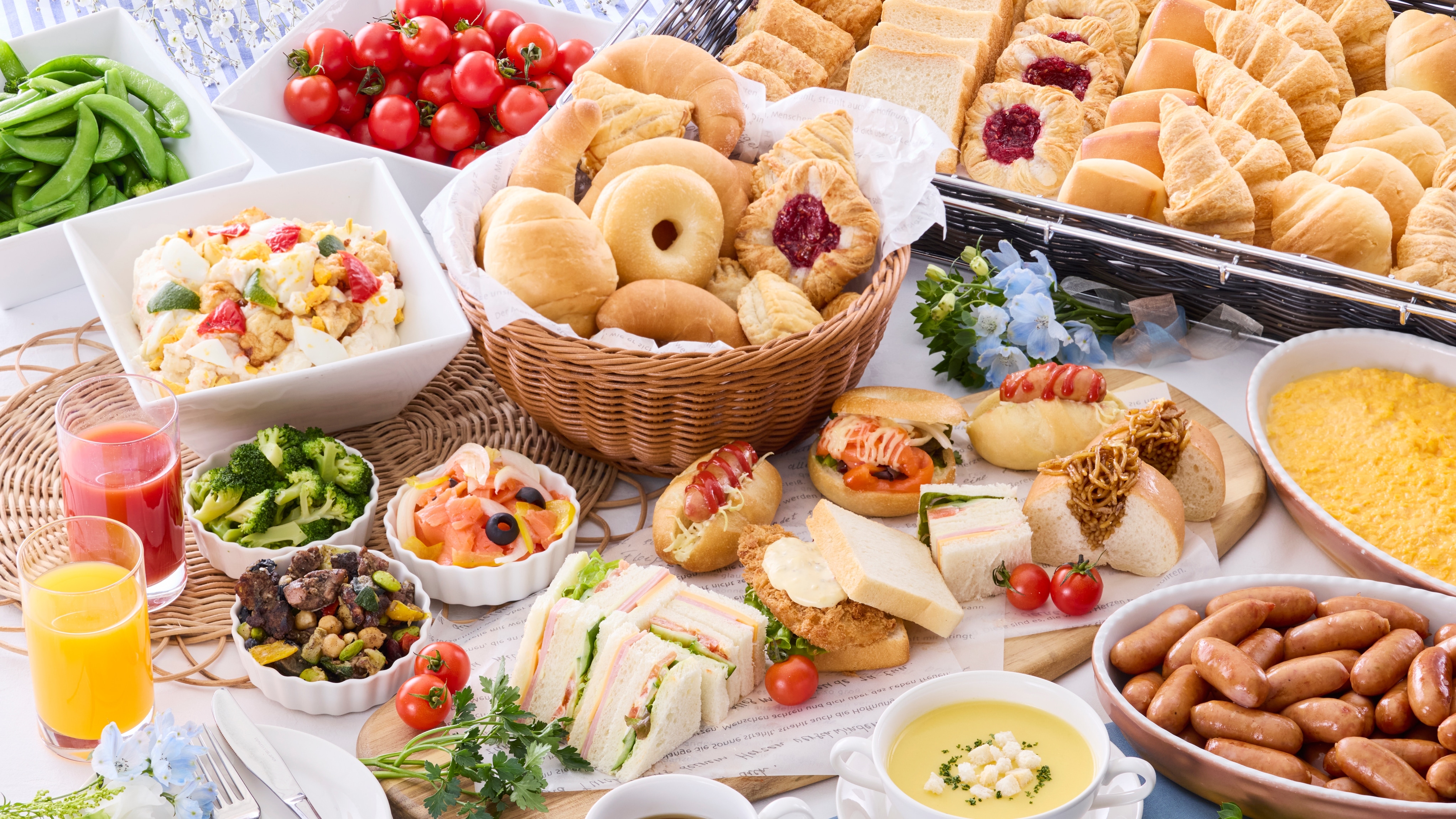 [Bữa sáng] Thưởng thức bữa ăn tự chọn với nhiều món ăn đầy màu sắc, bao gồm bánh mì nướng tươi và salad.