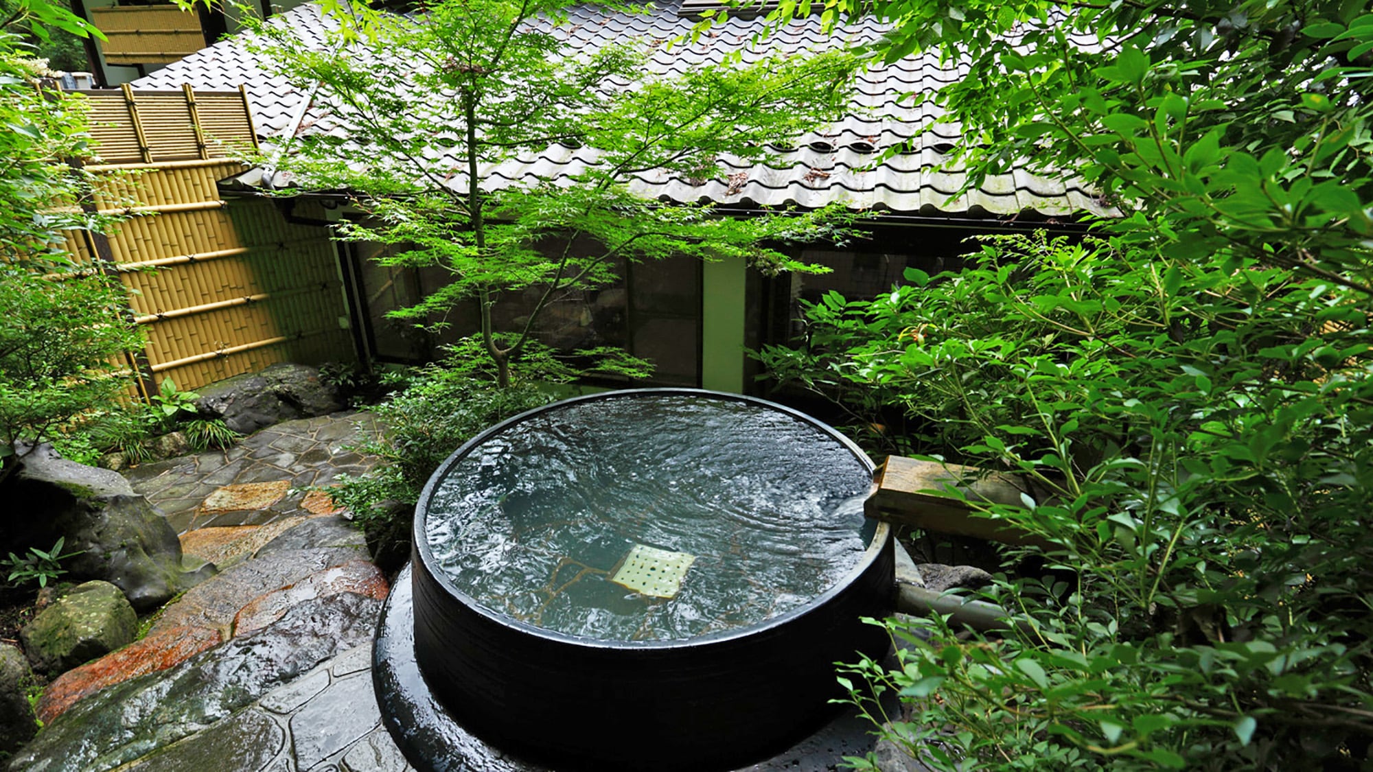 * [Open-air bath] Goemon open-air bath with beautiful greenery. A relaxing moment in the mood of a forest bath & hellip ;.