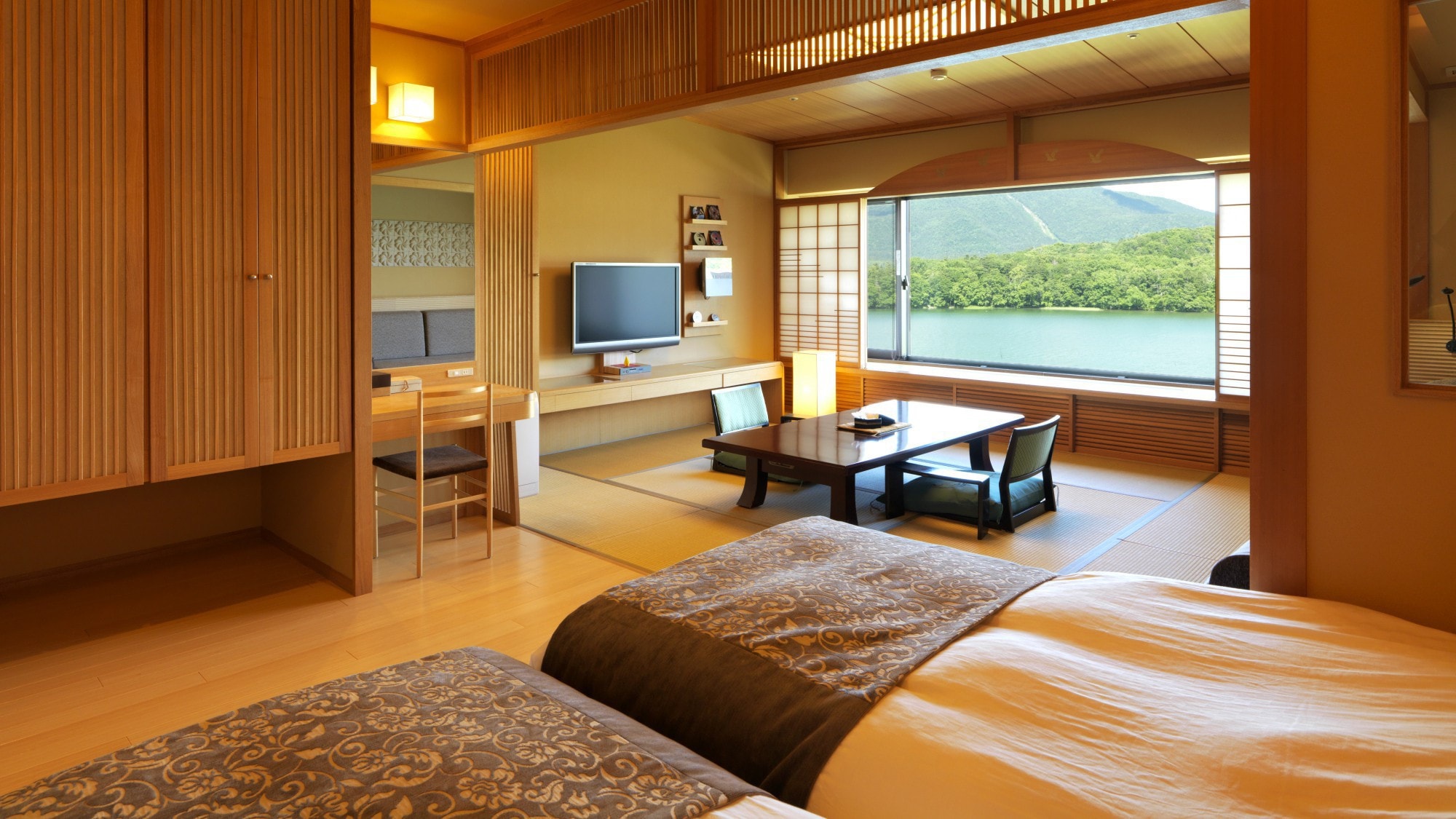 [Annex/Miyabi] Japanese-Western style room/There is a massage chair in the large living room, so you can relax *Image