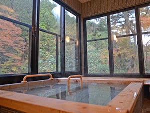 A detached bathhouse located next to a mountain stream. Outside you can enjoy the spectacular views of fresh greenery in summer and autumn leaves in autumn.
