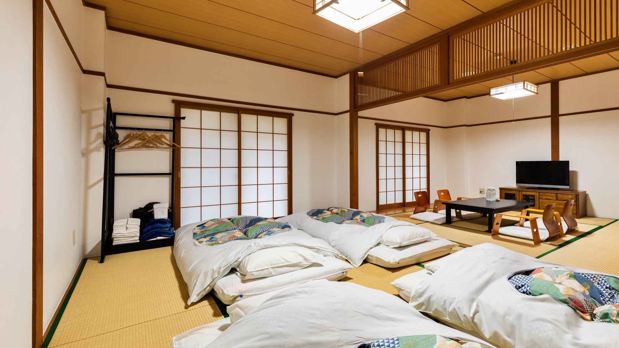 [Japanese-style room] A pure Japanese-style room with a feeling of openness. It has two rooms and can accommodate a large number of people.