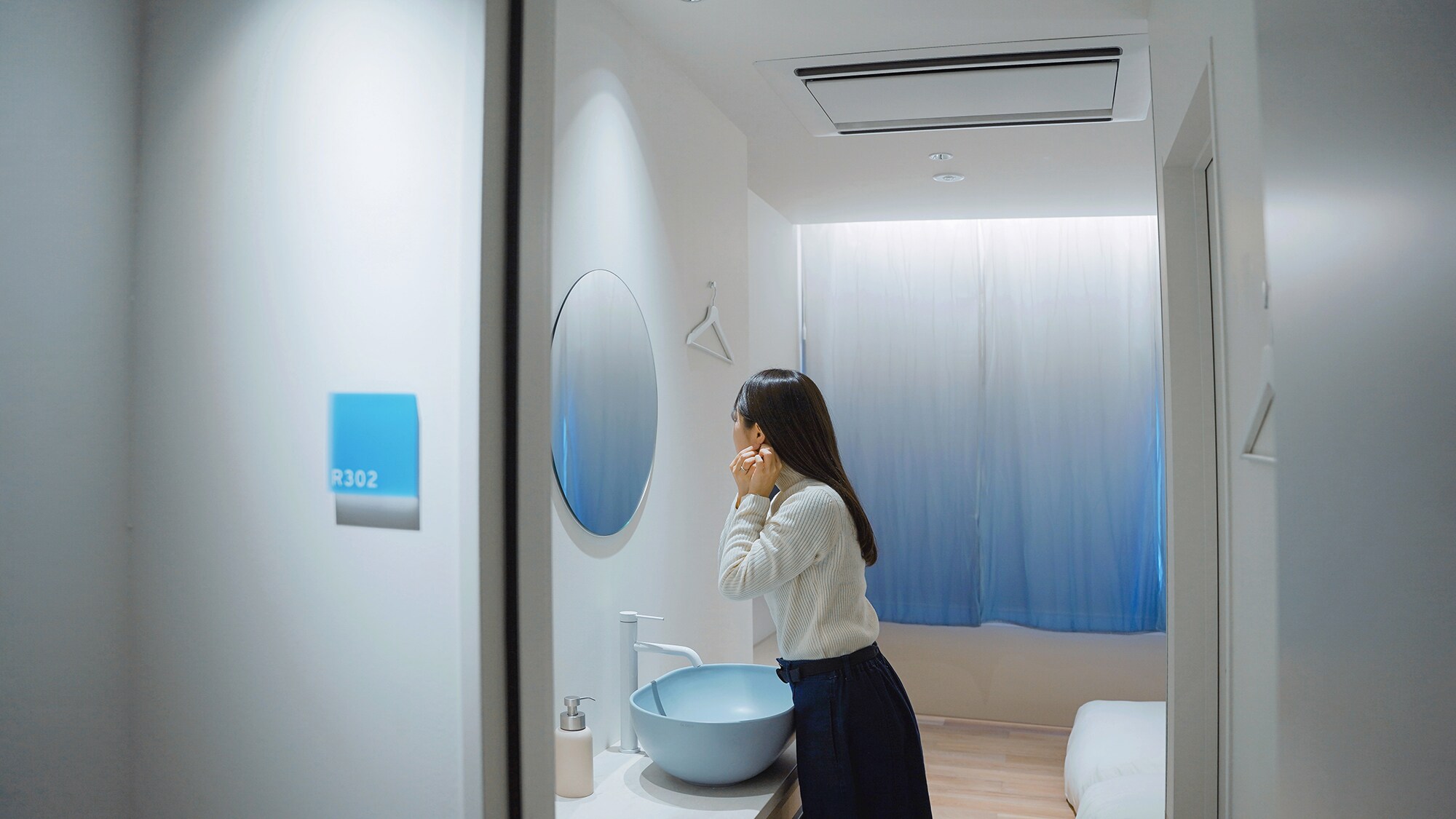 A room with a design that has blue in every nook and cranny.