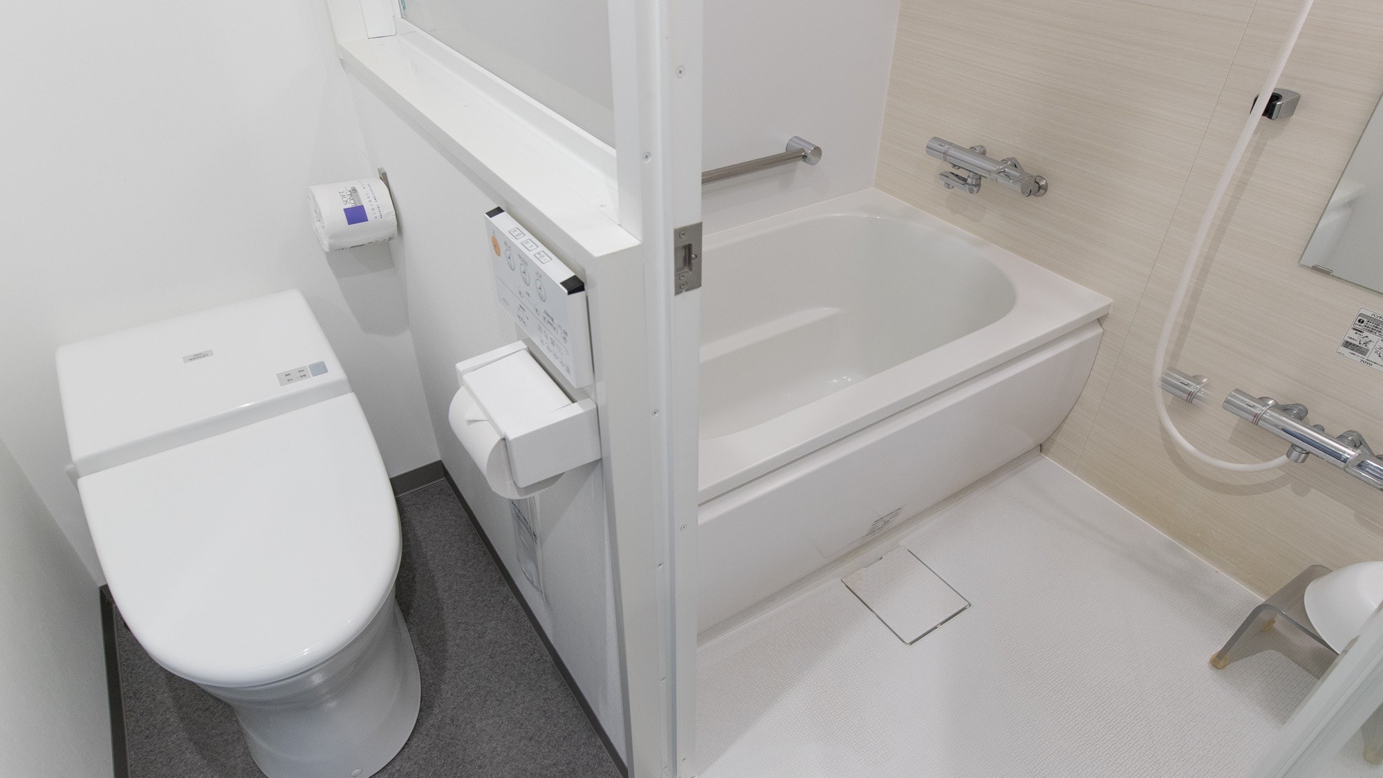Standard double <16 meter persegi / kamar mandi dan toilet terpisah>