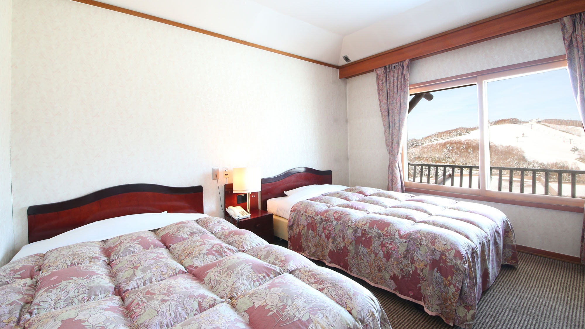 [Rachokan ■ Japanese and Western rooms on the top floor] In winter, while looking at the slopes. The slopes are just around the corner!